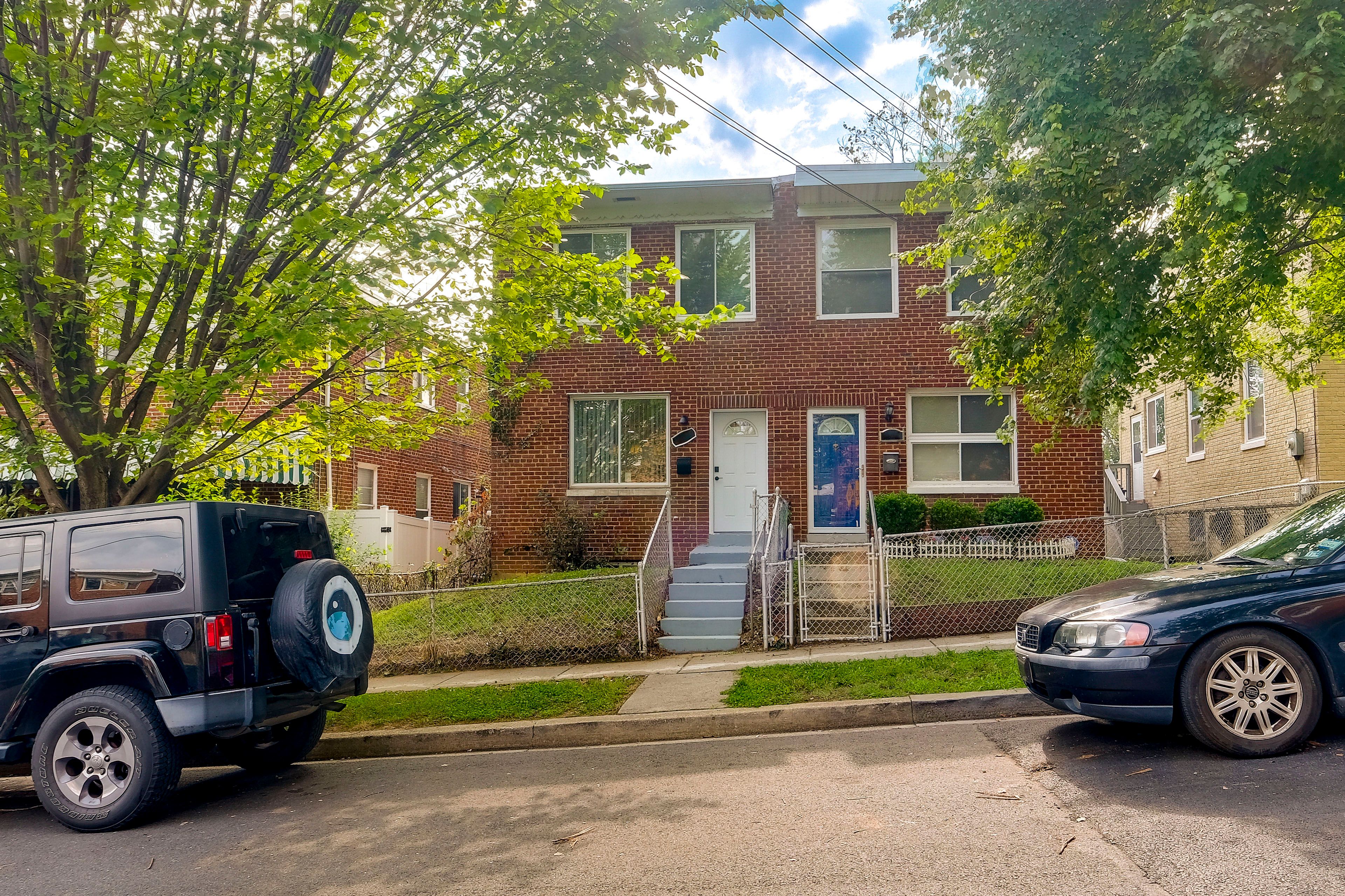 Townhome Exterior | 5 Mi to National Mall