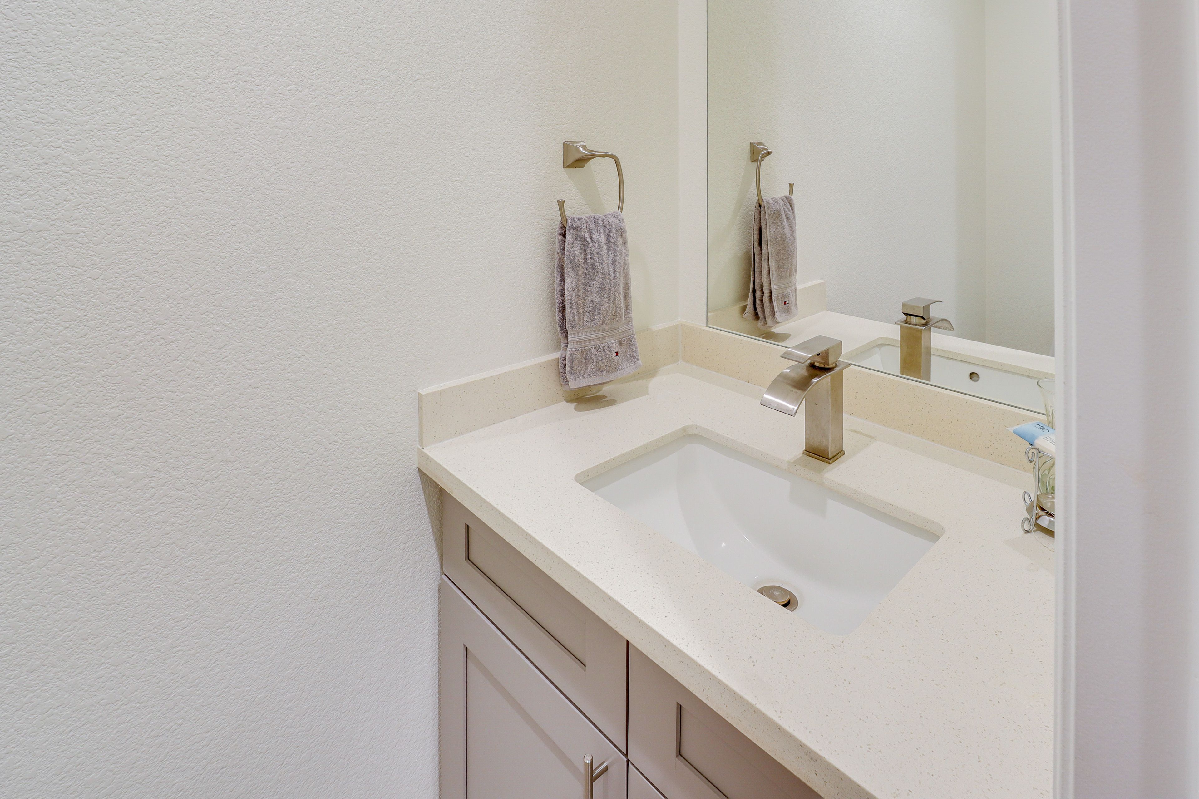 Half Bathroom | Towels Provided