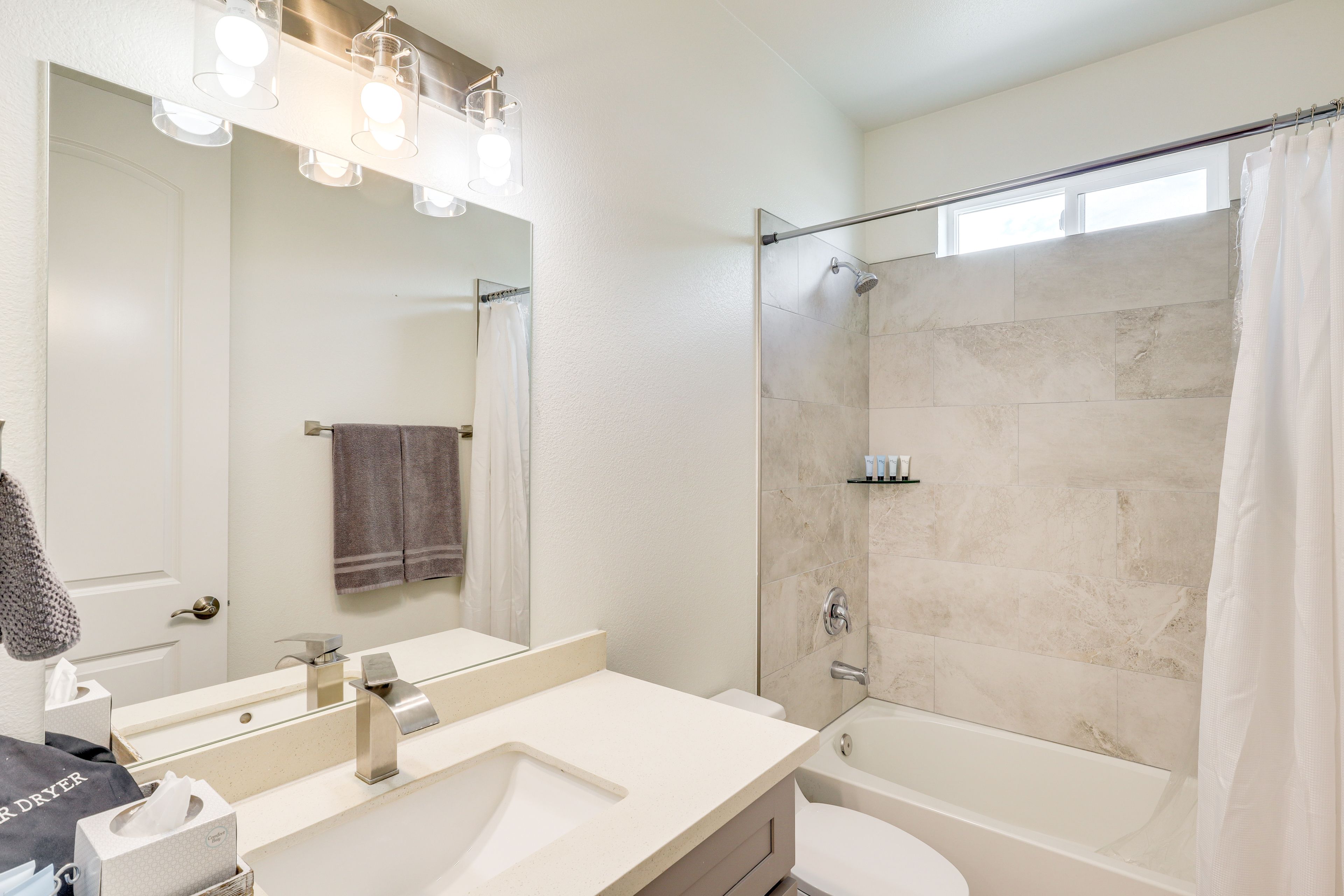 Full Bathroom | Towels Provided