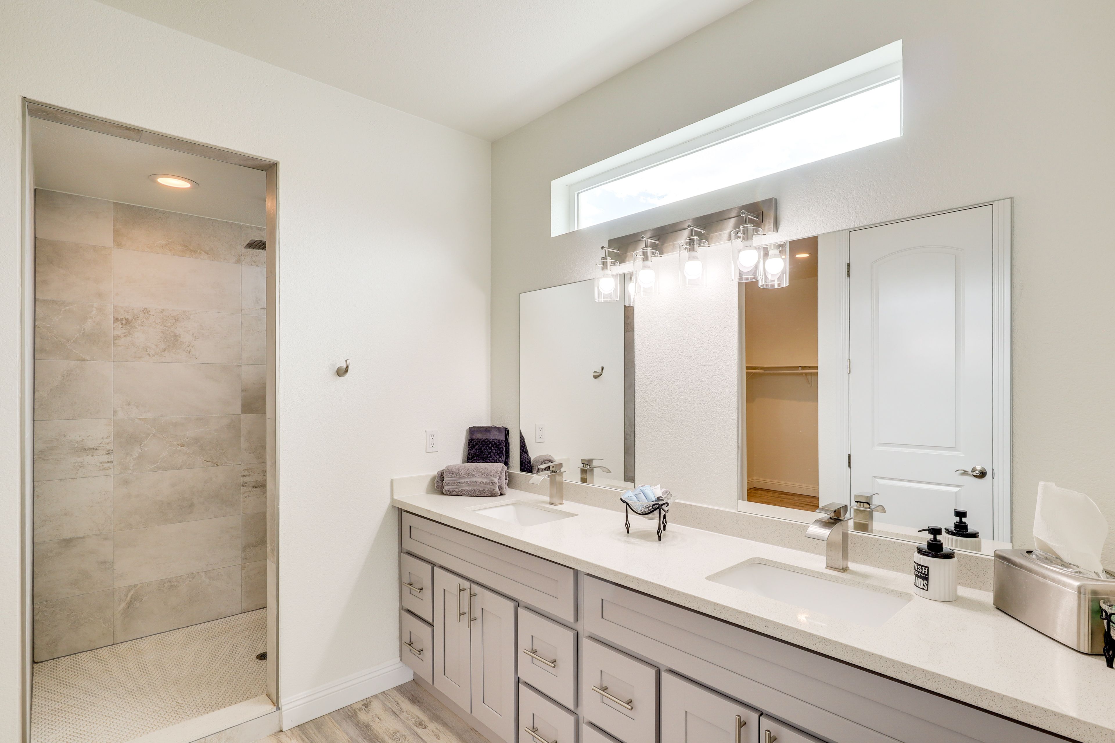 Full Bathroom | Towels Provided