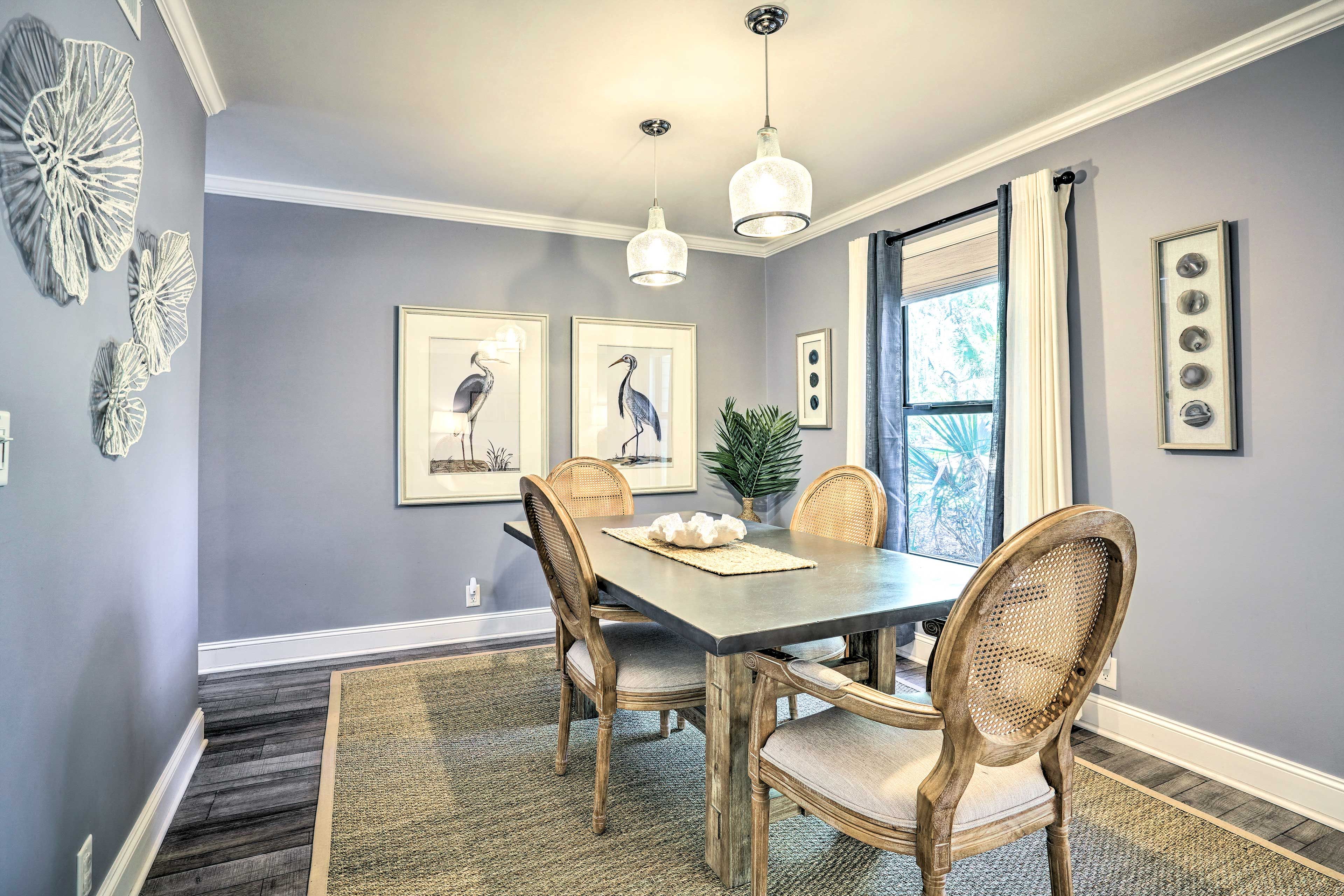 Dining Area | Dishware & Flatware Provided