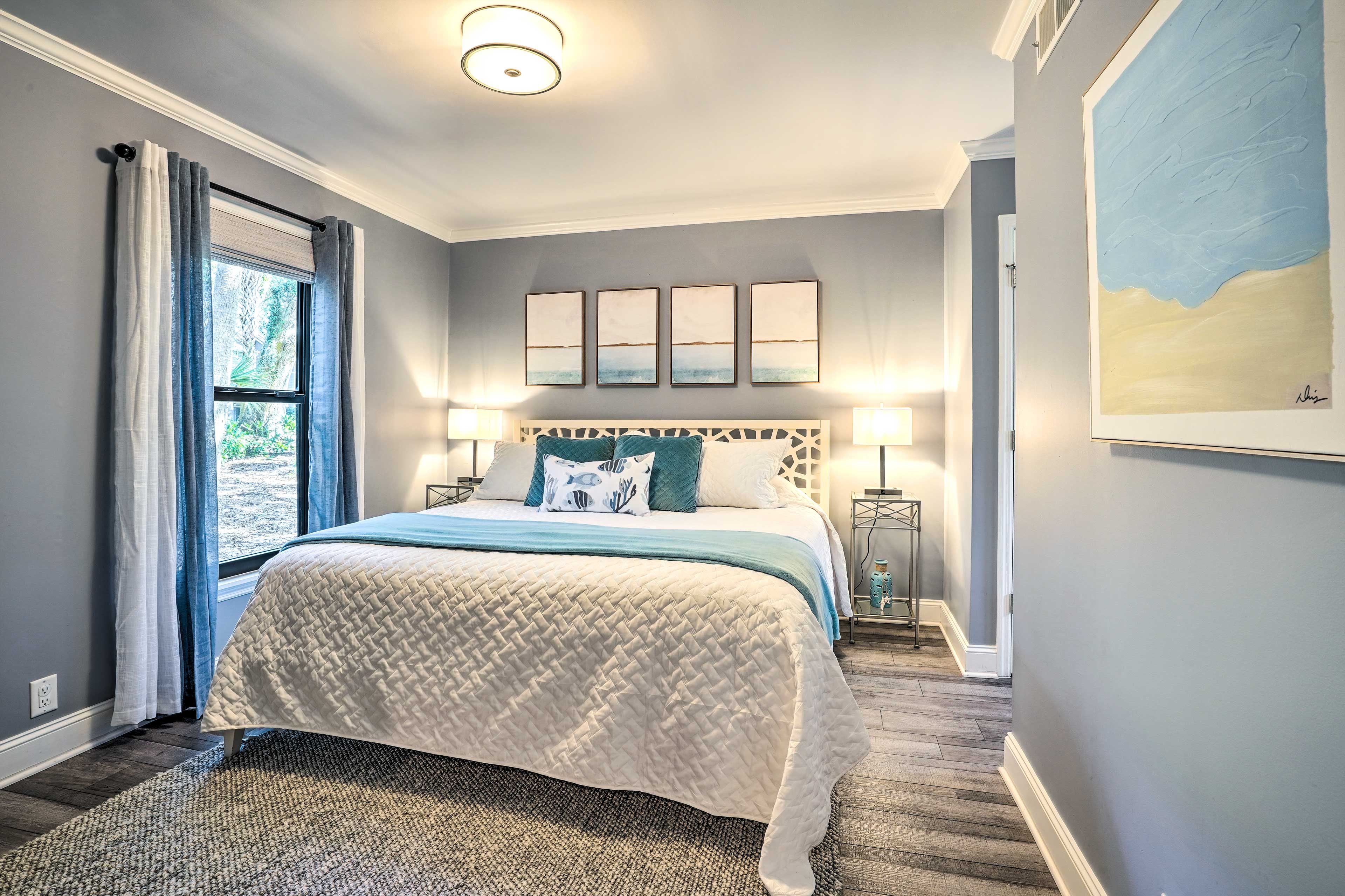 Bedroom 1 | King Bed | Smart TV
