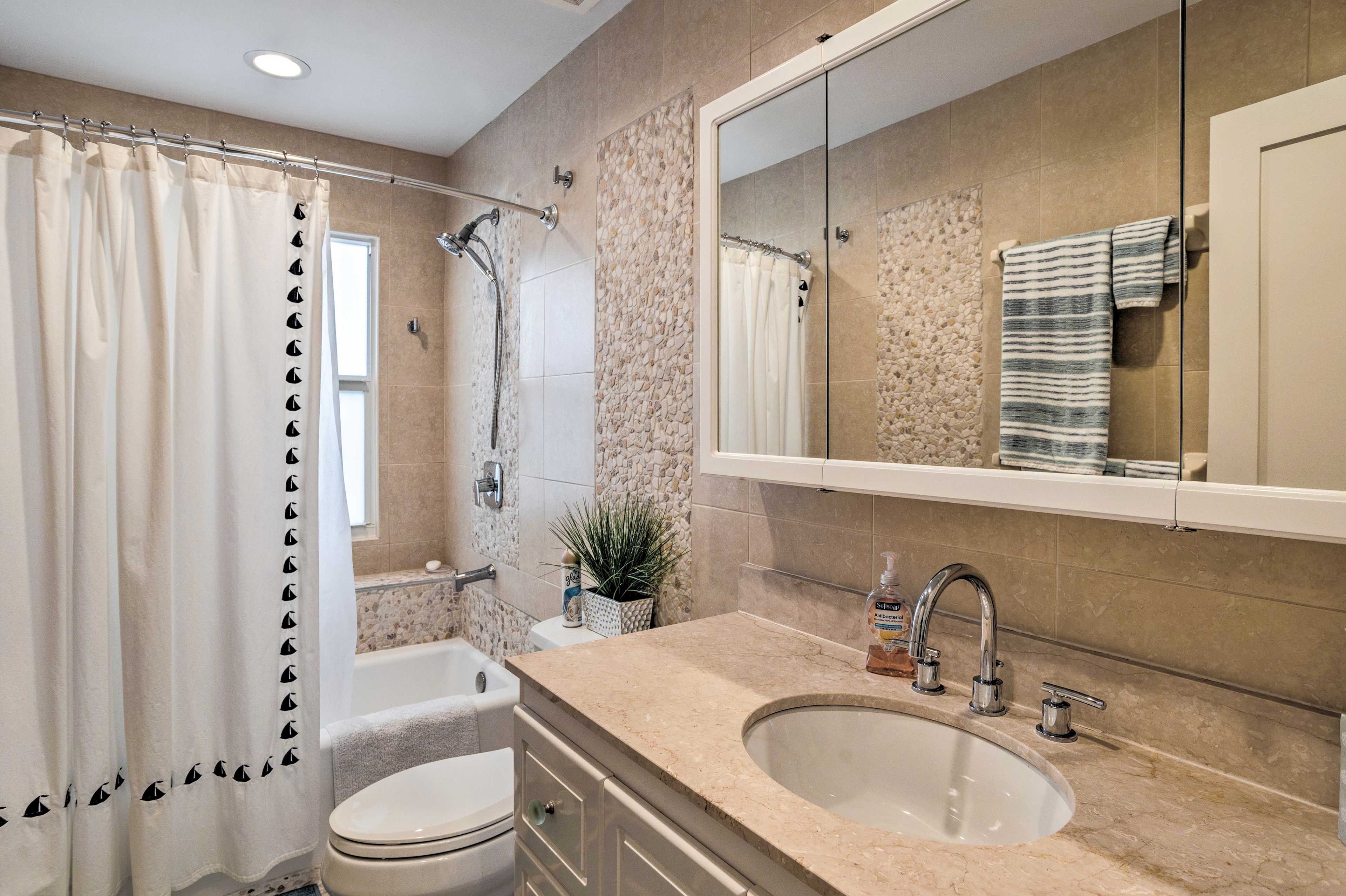 En-Suite Bathroom | Towels Provided | Complimentary Toiletries