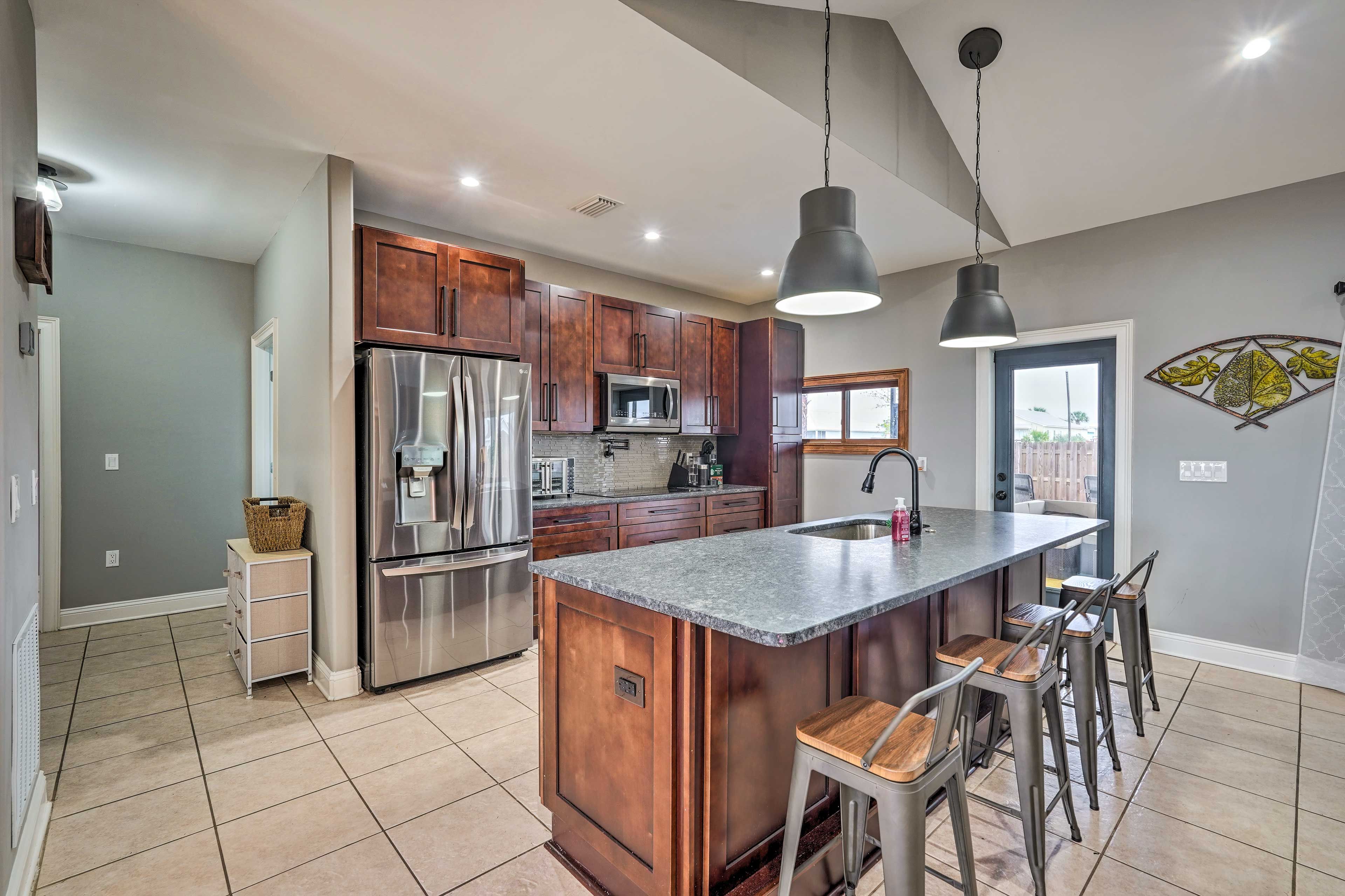 Kitchen | Equipped w/ Cooking Essentials
