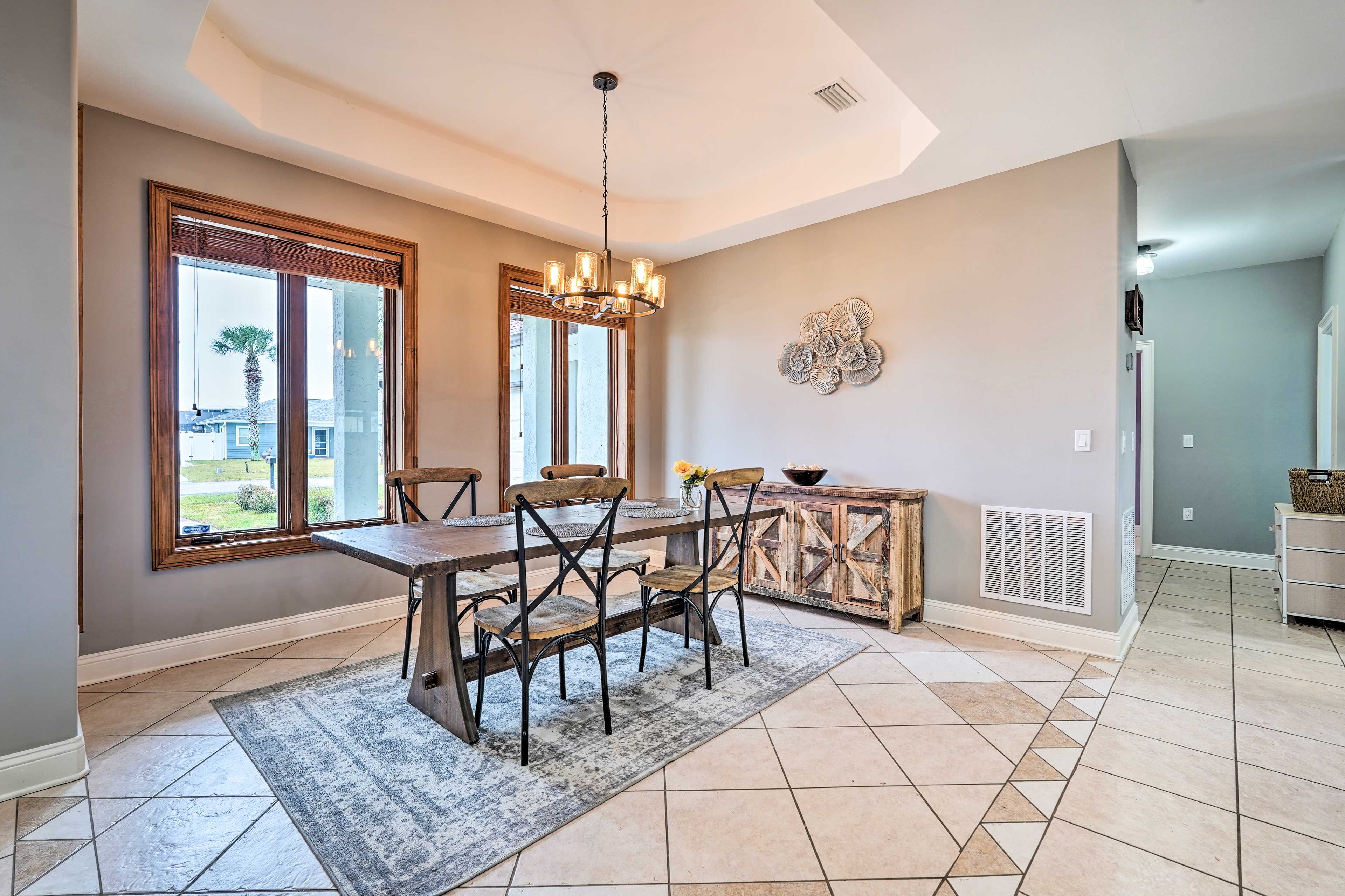 Dining Area | Dishware & Flatware Provided