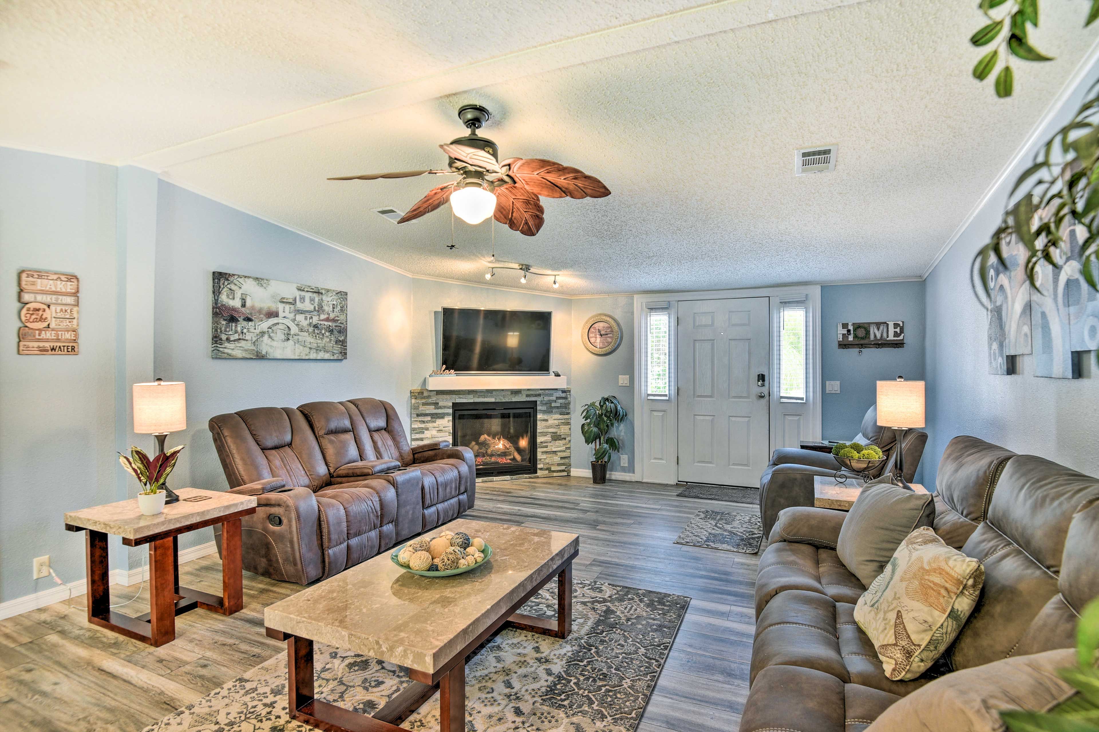 Living Room | Dog Friendly | Fireplace | Flat-Screen TV