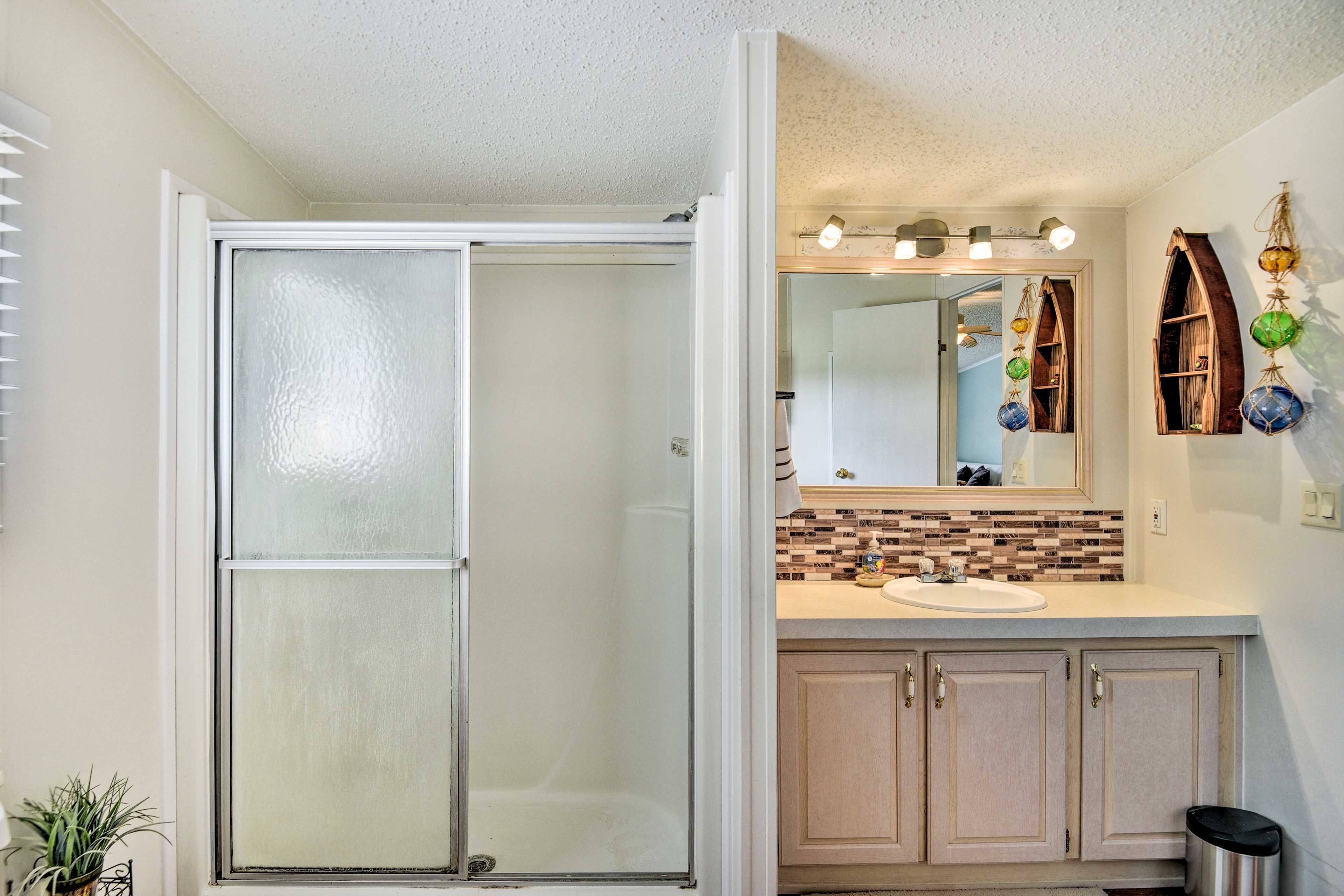 Full Bathroom | Towels Provided