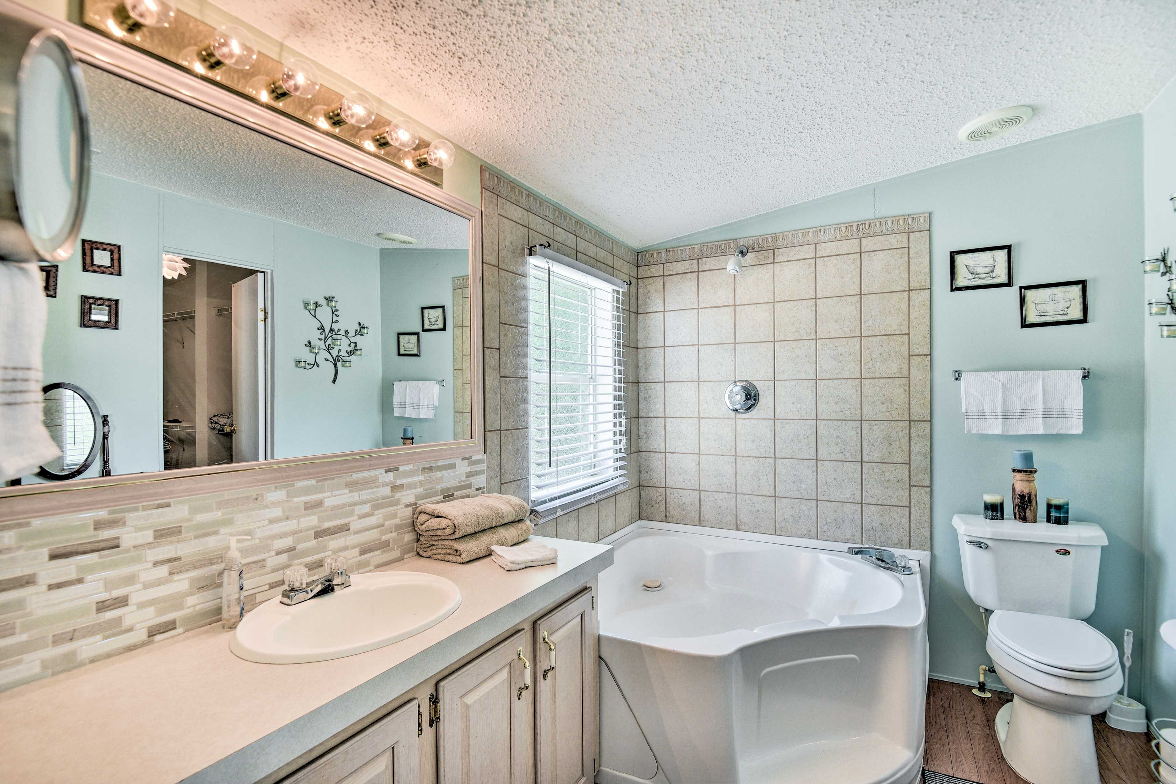 Full Bathroom | Soaking Tub | Complimentary Toiletries