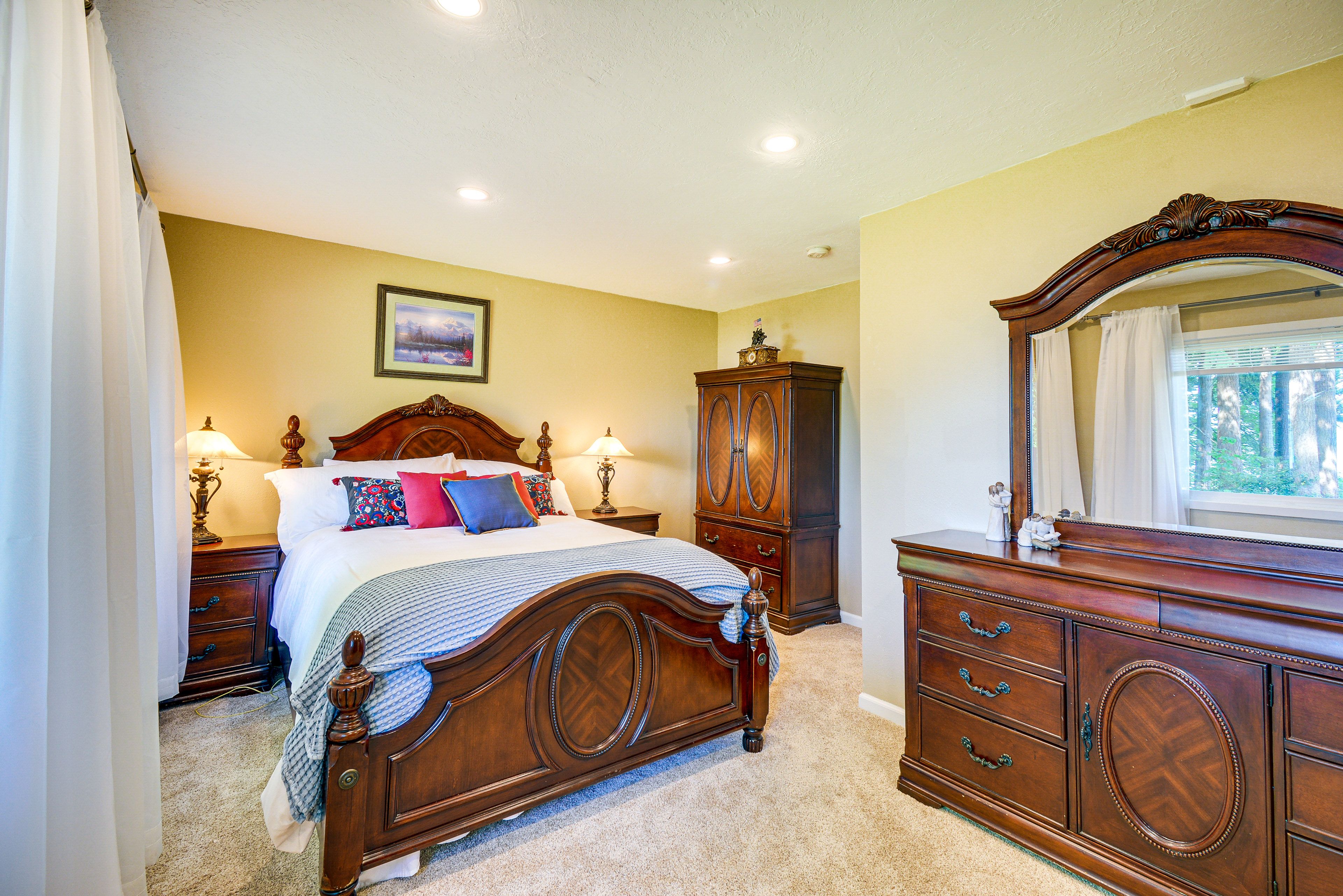 Bedroom 1 | Queen Bed | En-Suite Bathroom