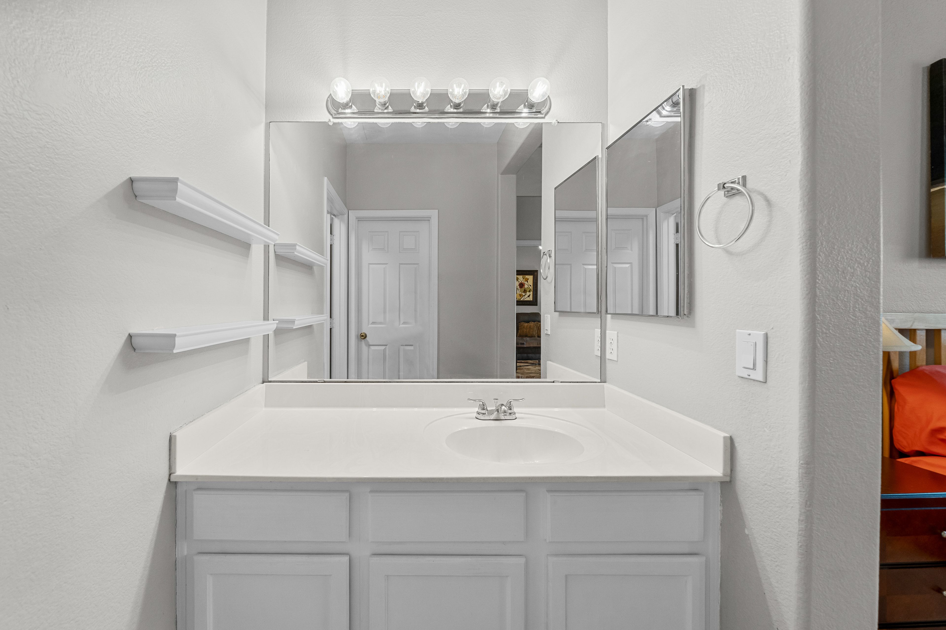 Full Bathroom | Walk-In Closet | Shower/Tub Combo | Complimentary Toiletries