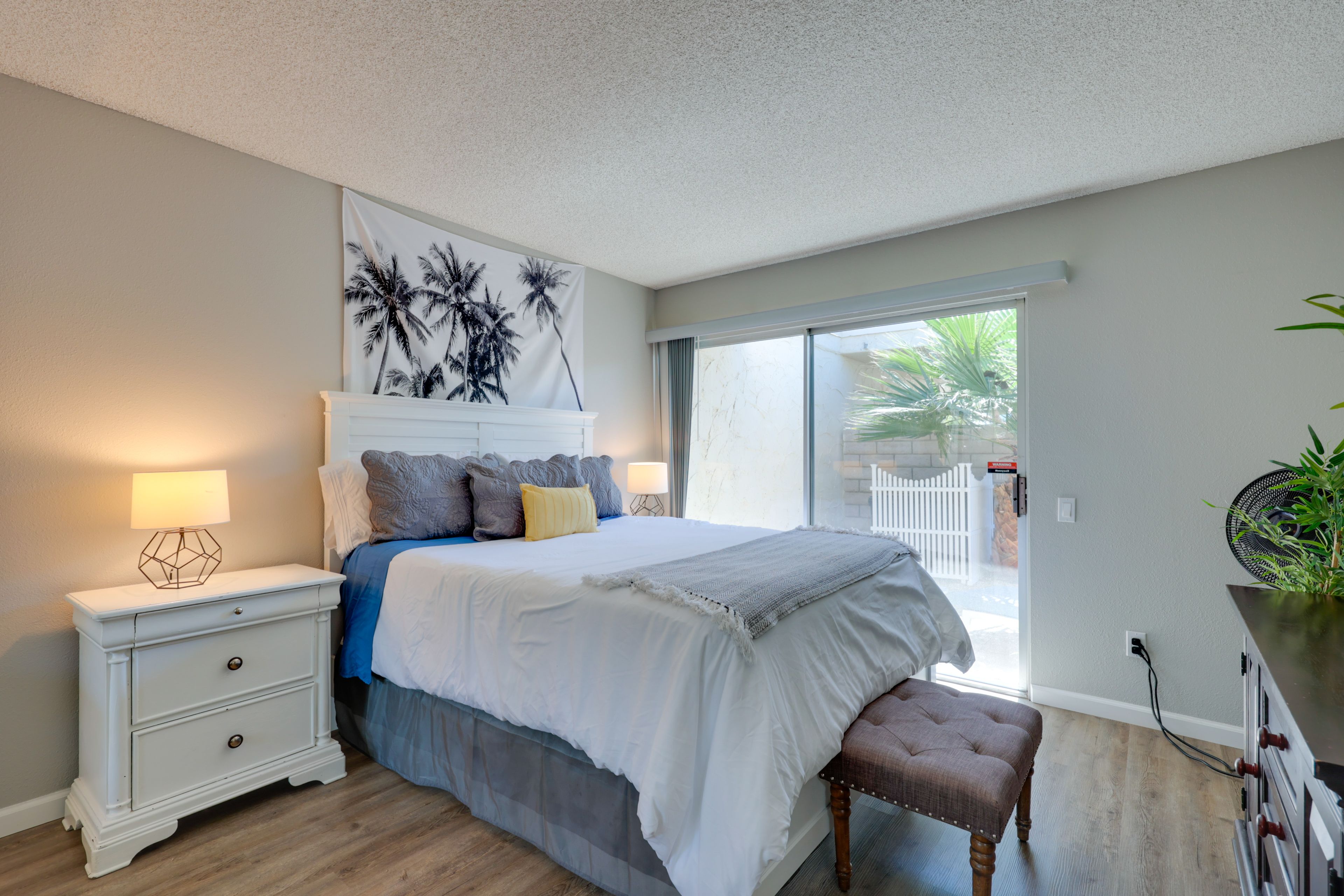 Bedroom 1 | Queen Bed