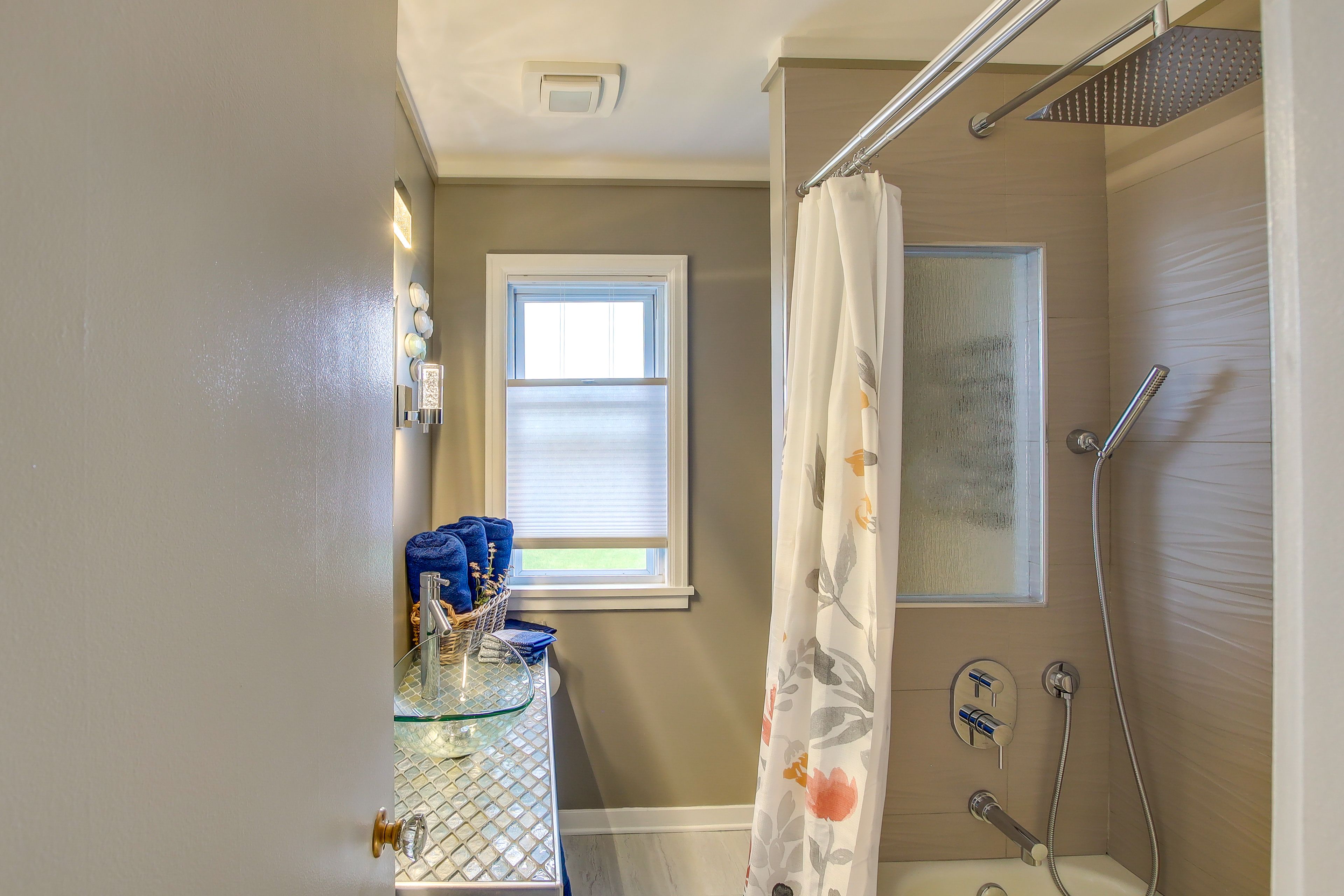 Full Bathroom | Towels Provided