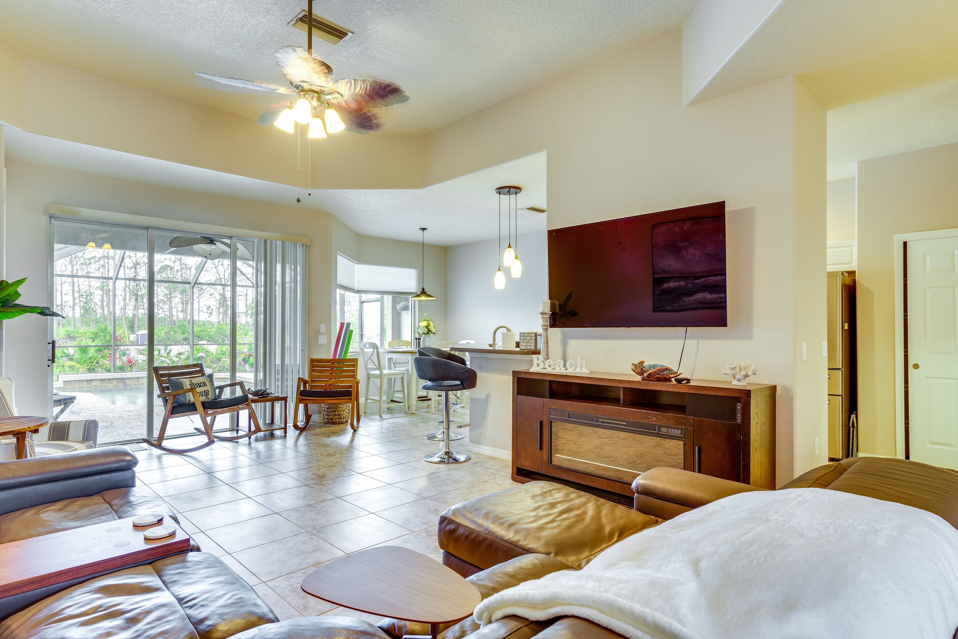 Living Room | Free WiFi | Keyless Entry | 7 Mi to Englewood Beach