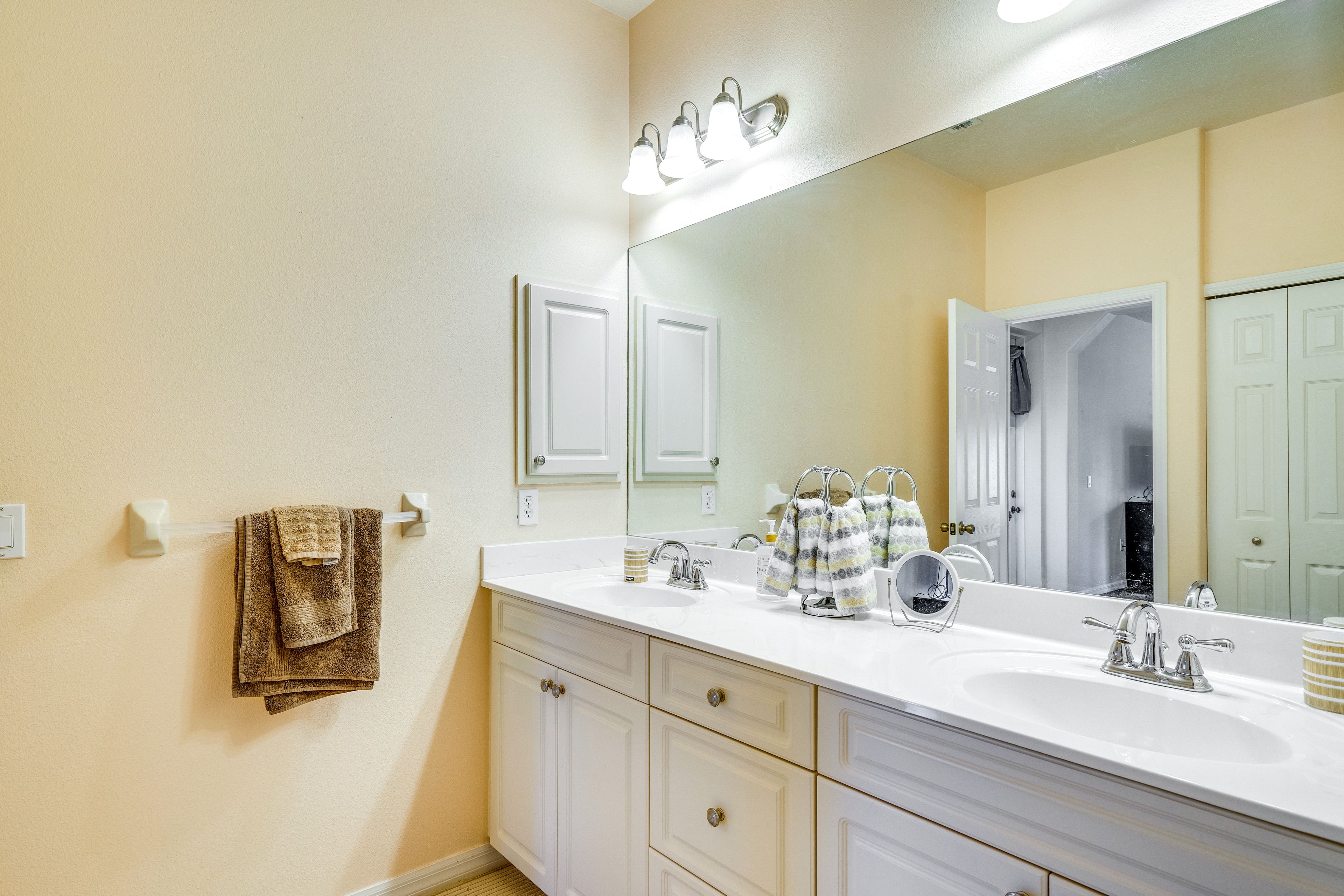Full Bathroom | Towels Provided | Hair Dryer