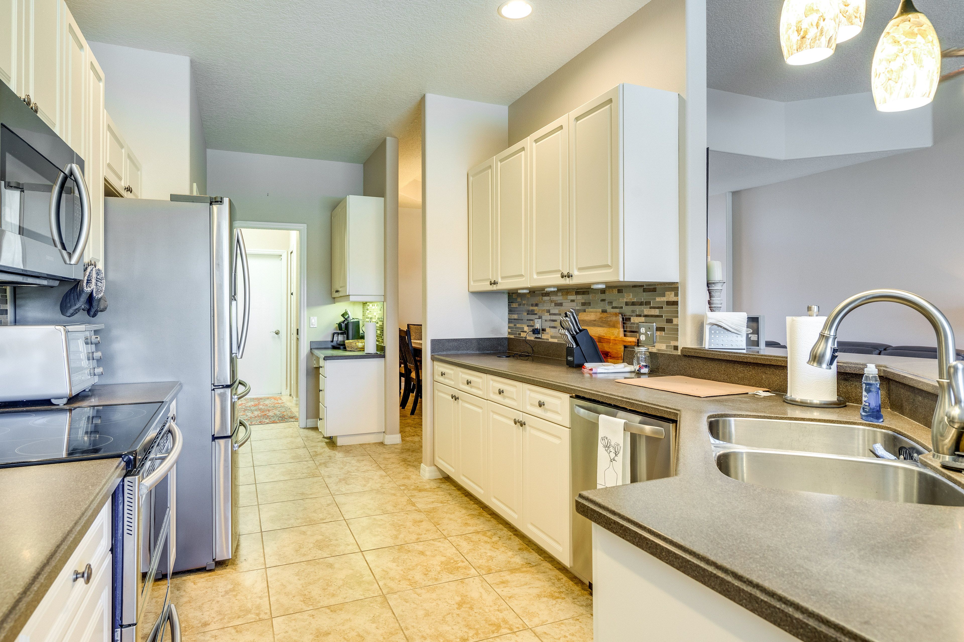 Kitchen | Cooking Basics | Complimentary Spices | In-Unit Laundry