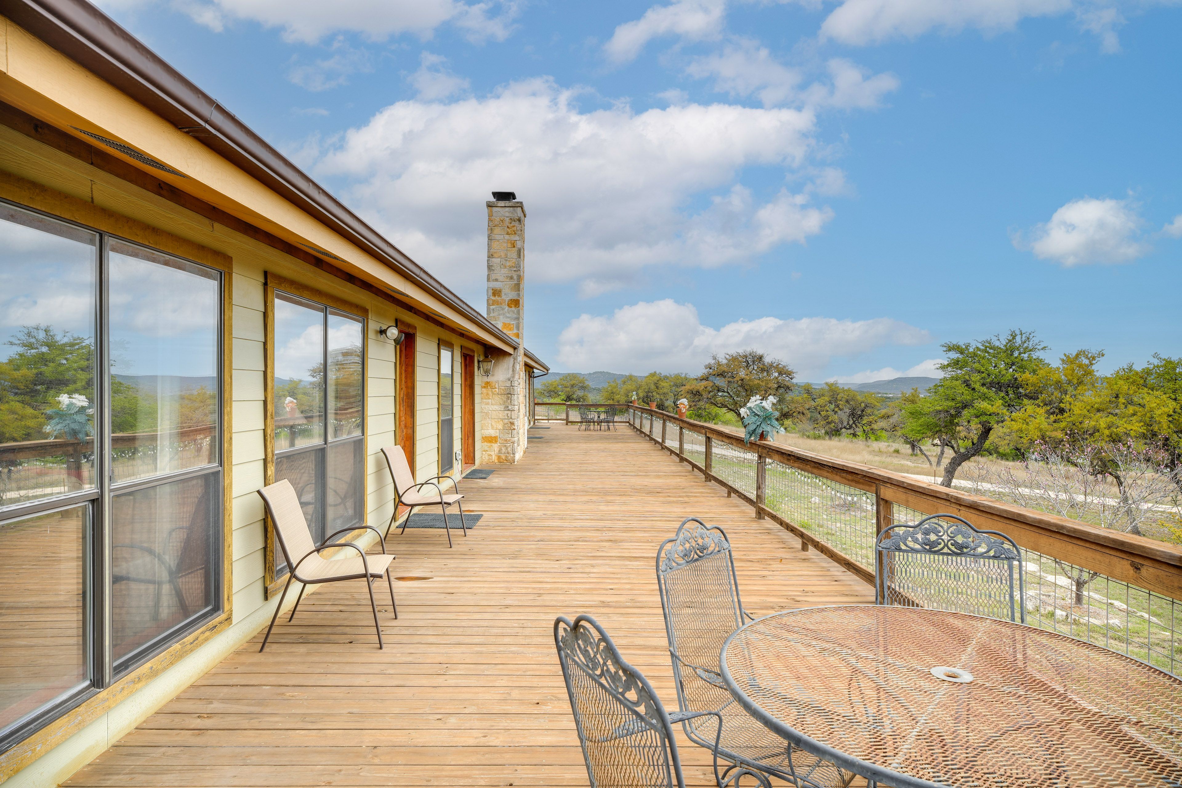 Medina Vacation Rental | 2BR | 1.5BA | 1 Step Required | 2,000 Sq Ft