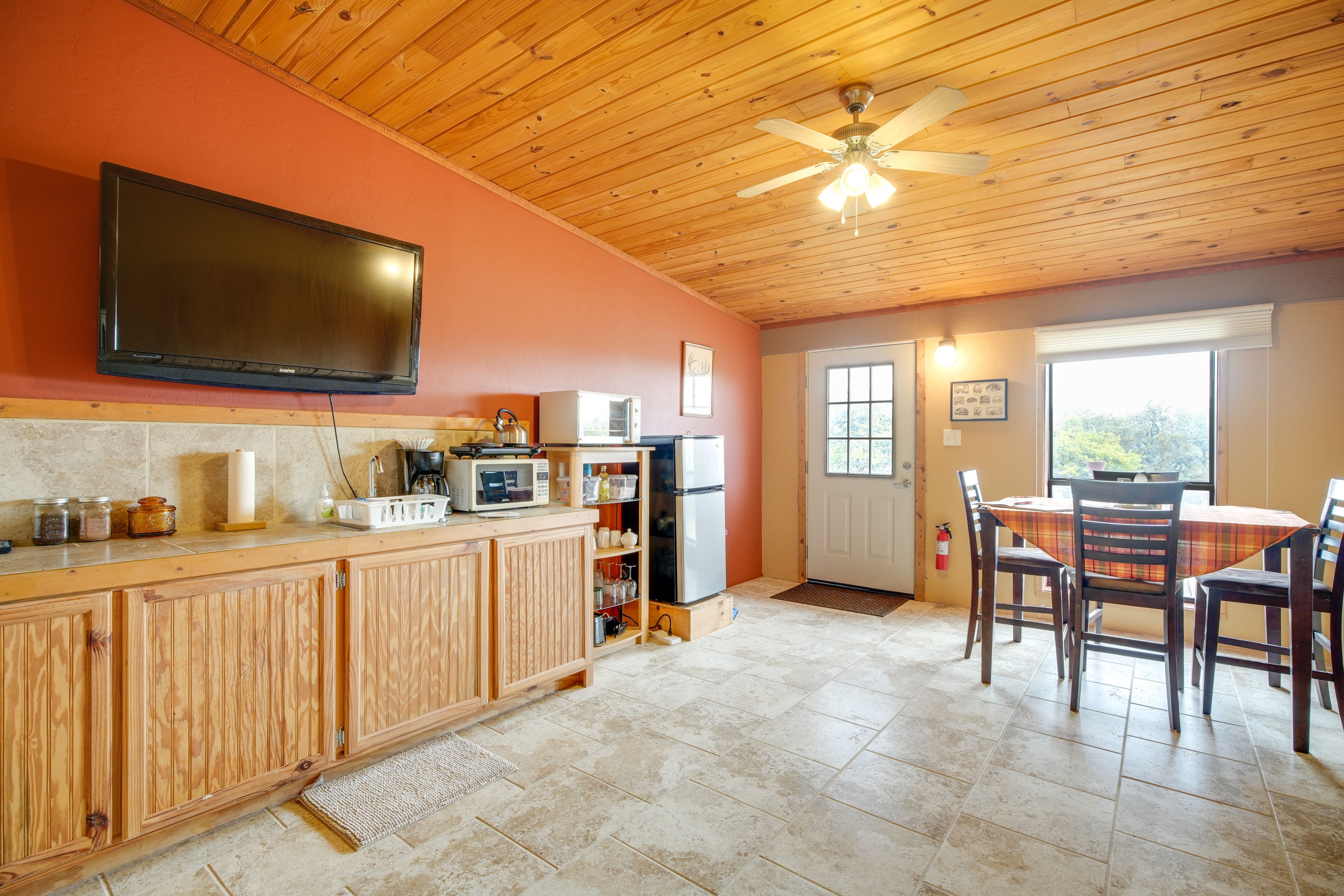 Kitchenette | Cooking Basics | Dining Area | Free WiFi