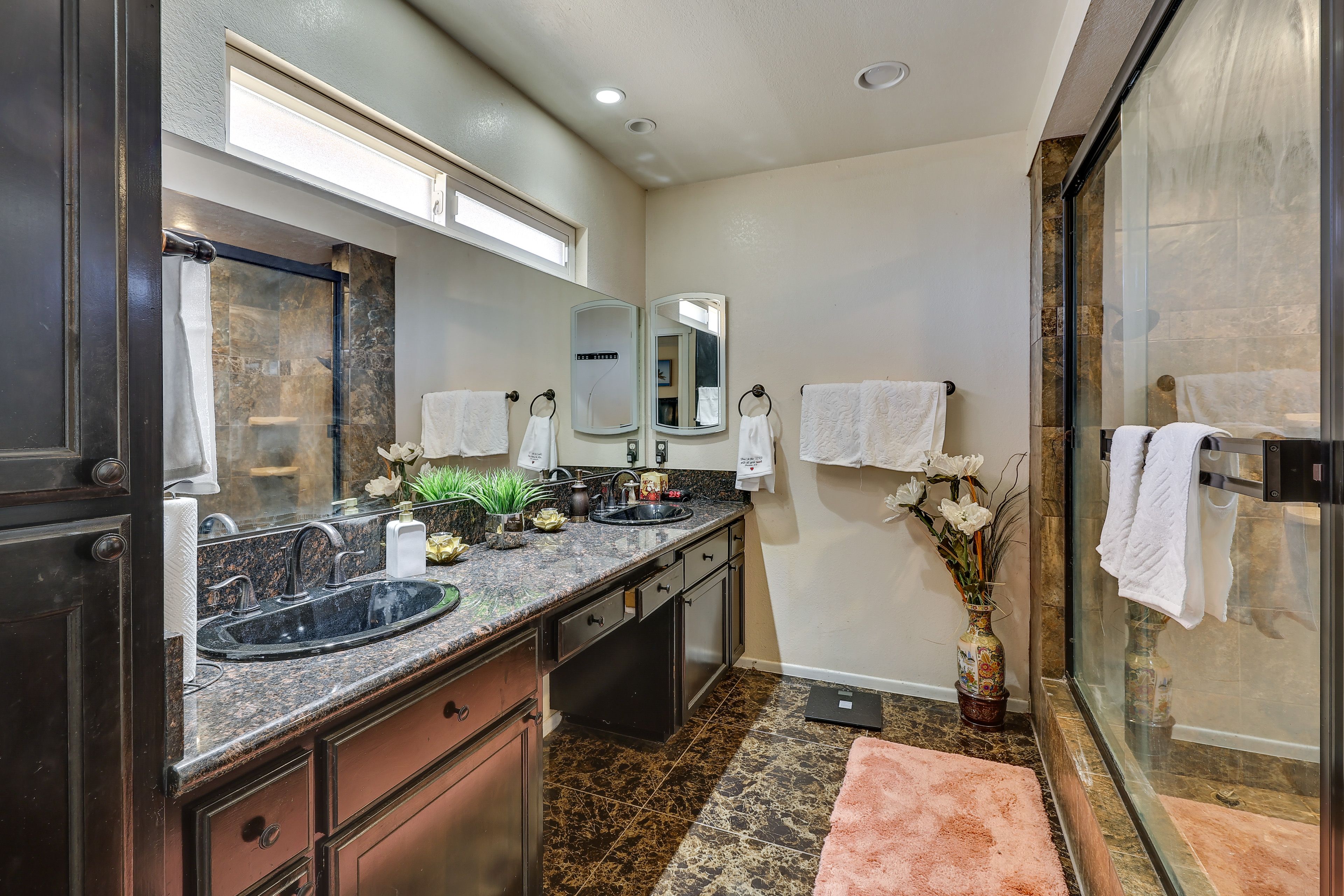 Full Bathroom | Towels Provided | Complimentary Toiletries