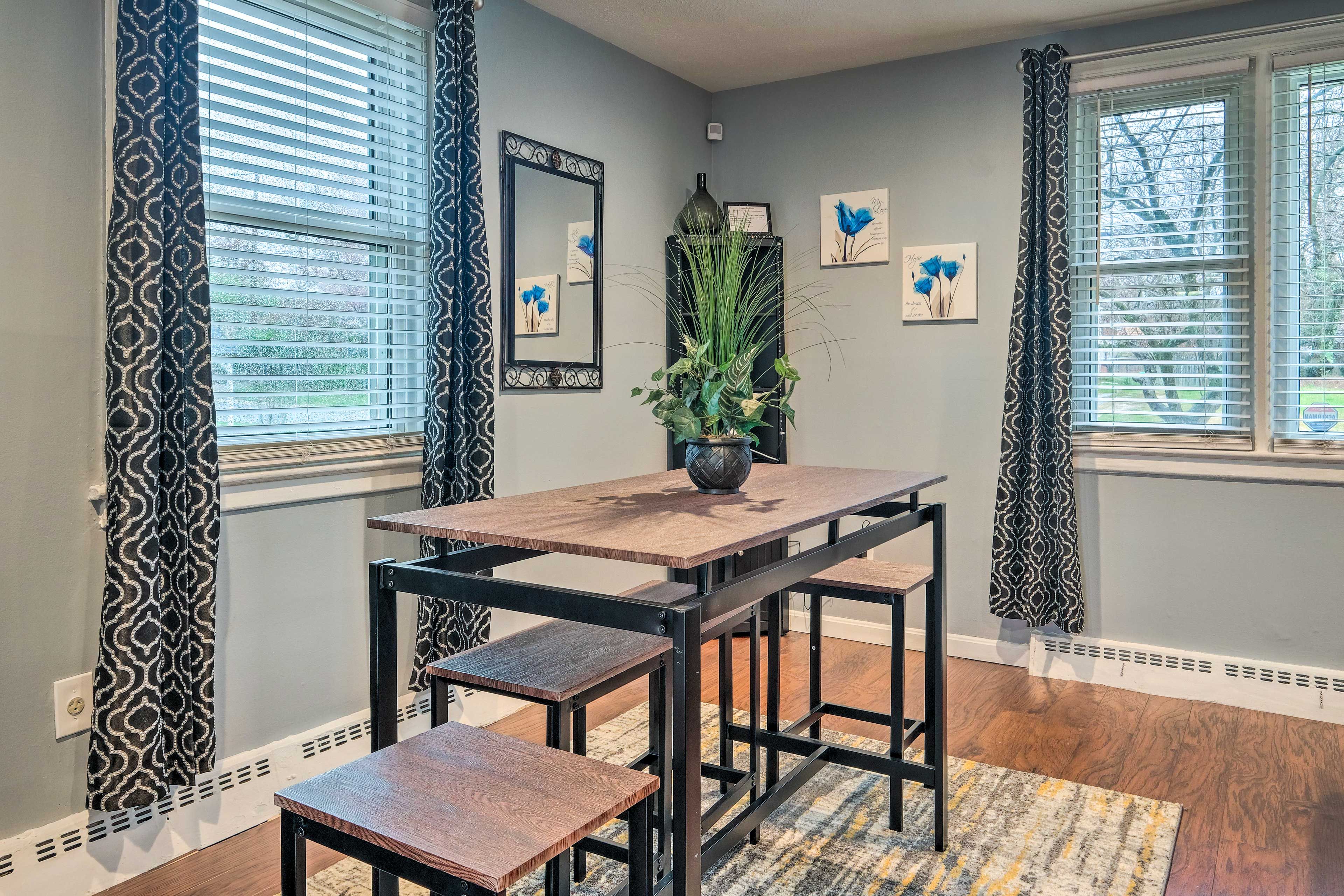 Dining Area | Dishware/Flatware Provided