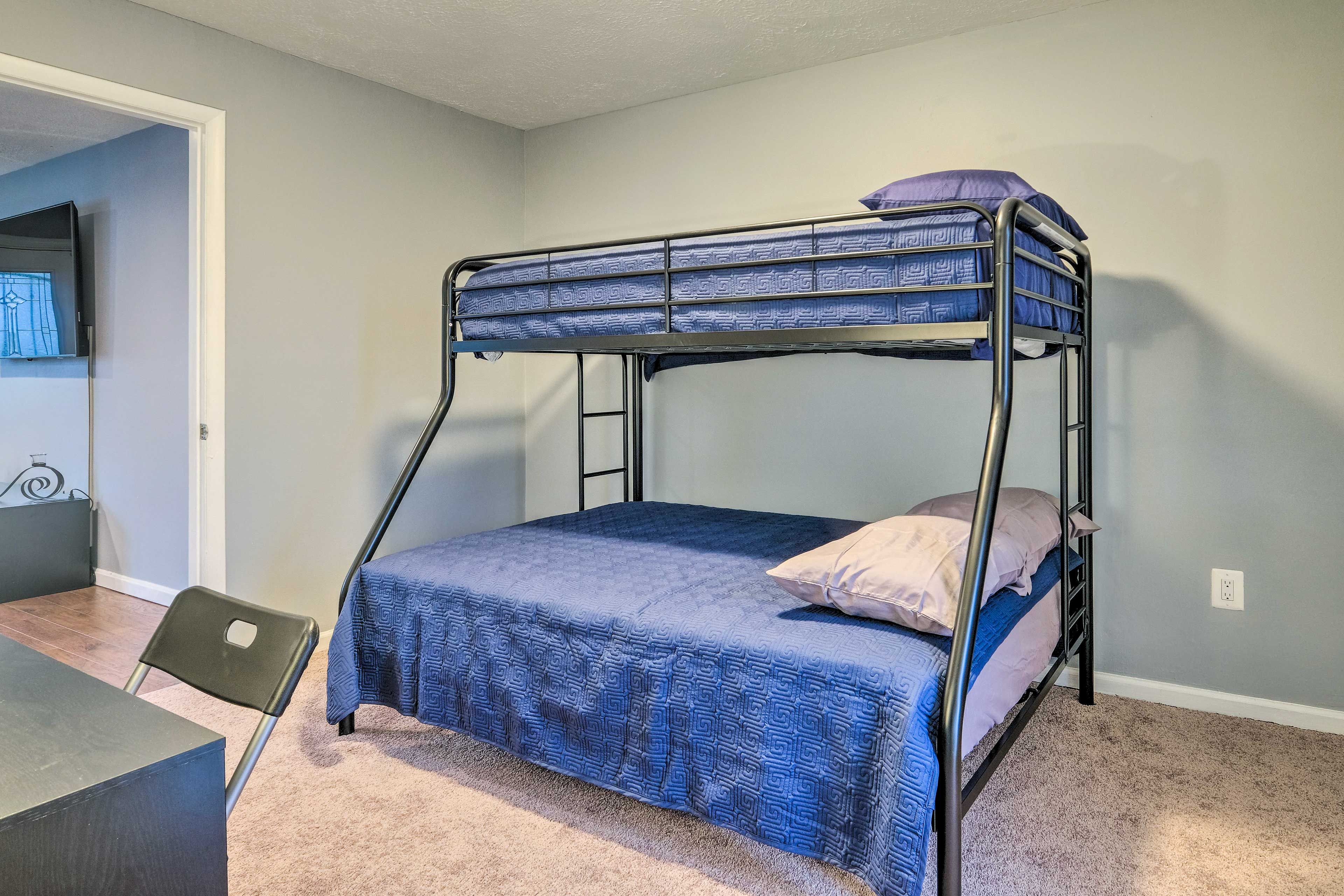 Bedroom 3 | Twin/Full Bunk Bed