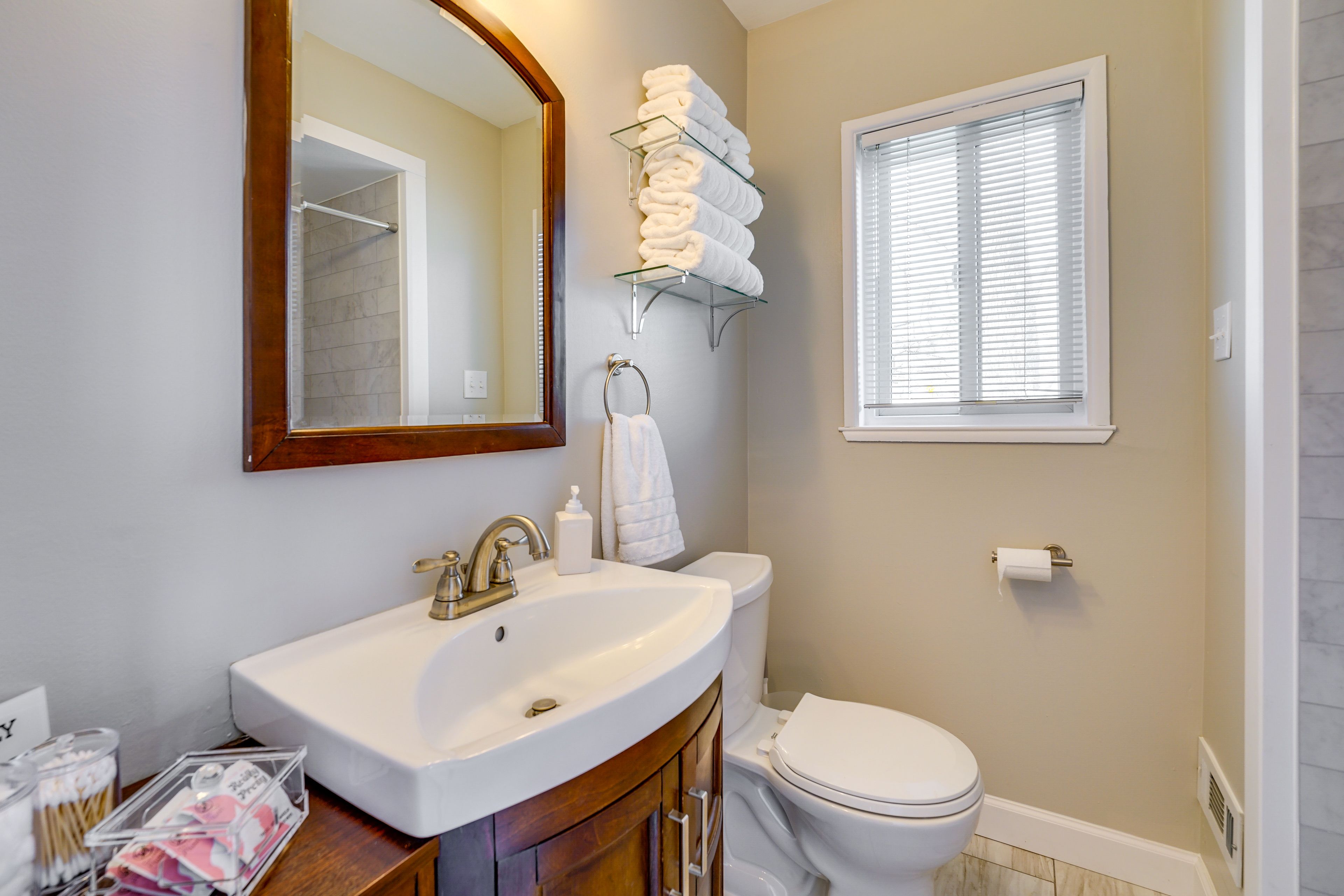 Full Bathroom | 1st Floor | Towels Provided | Complimentary Toiletries