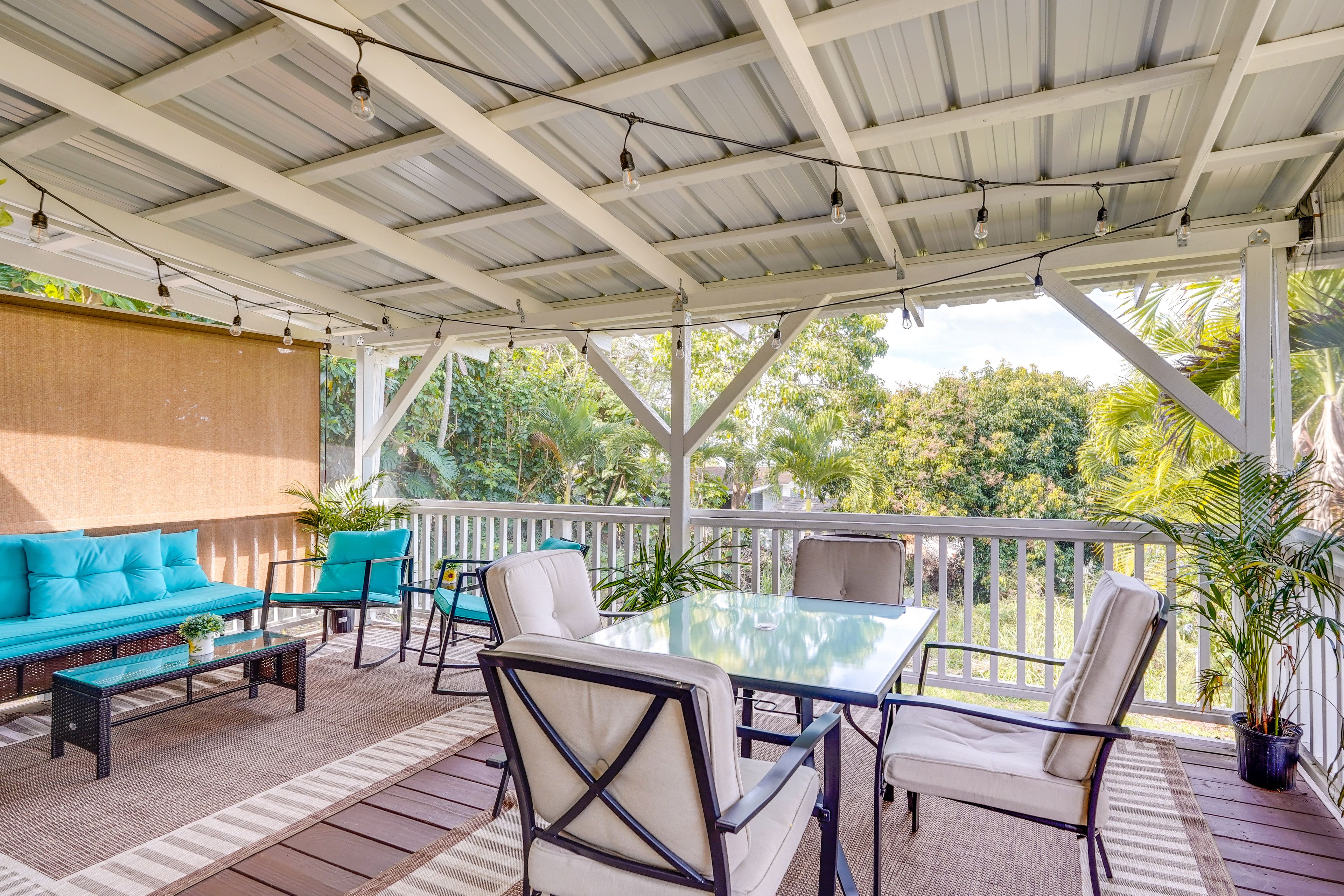 Screened Porch | Dining & Lounge Areas