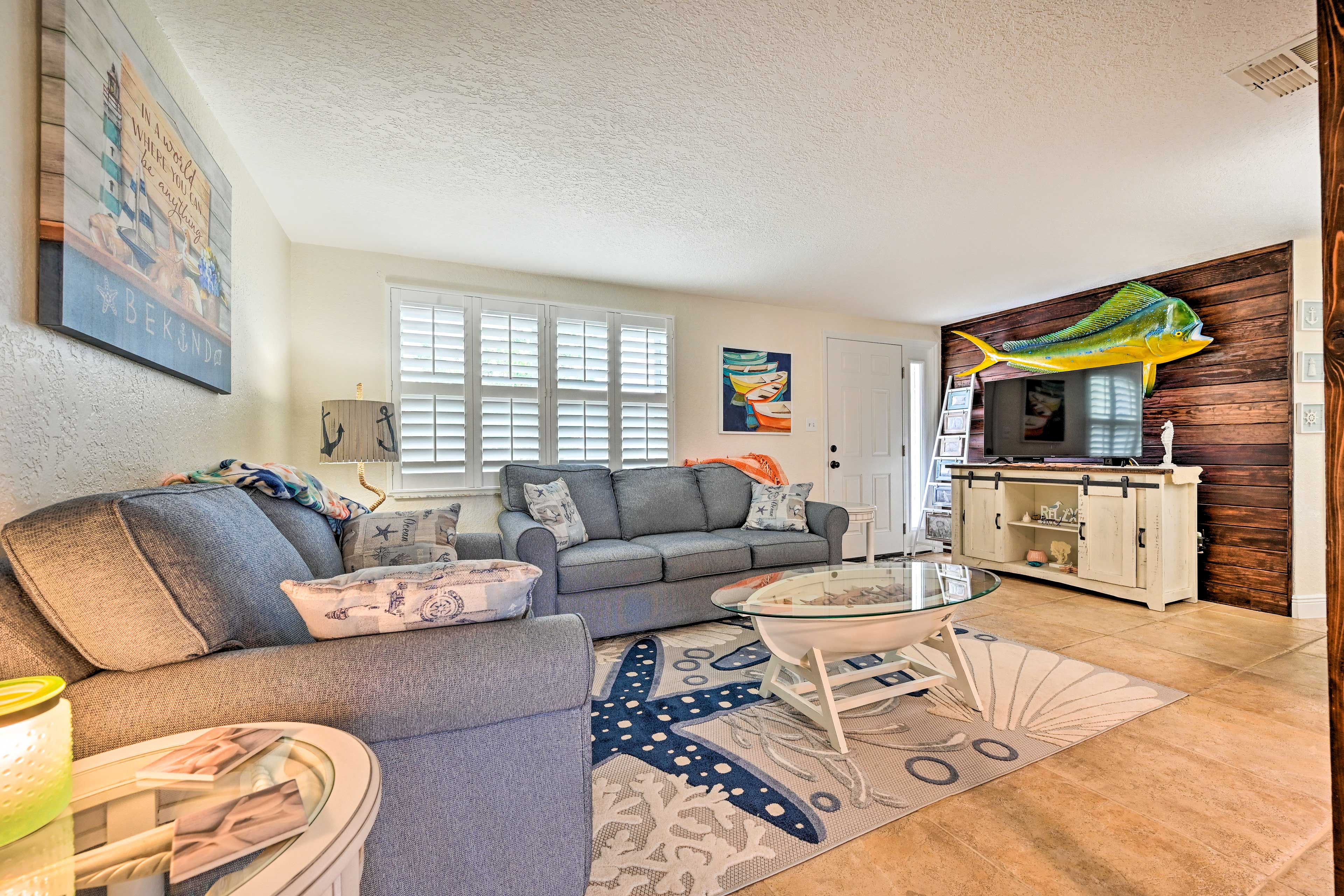 Living Room | Central A/C | Free WiFi | Smart TV