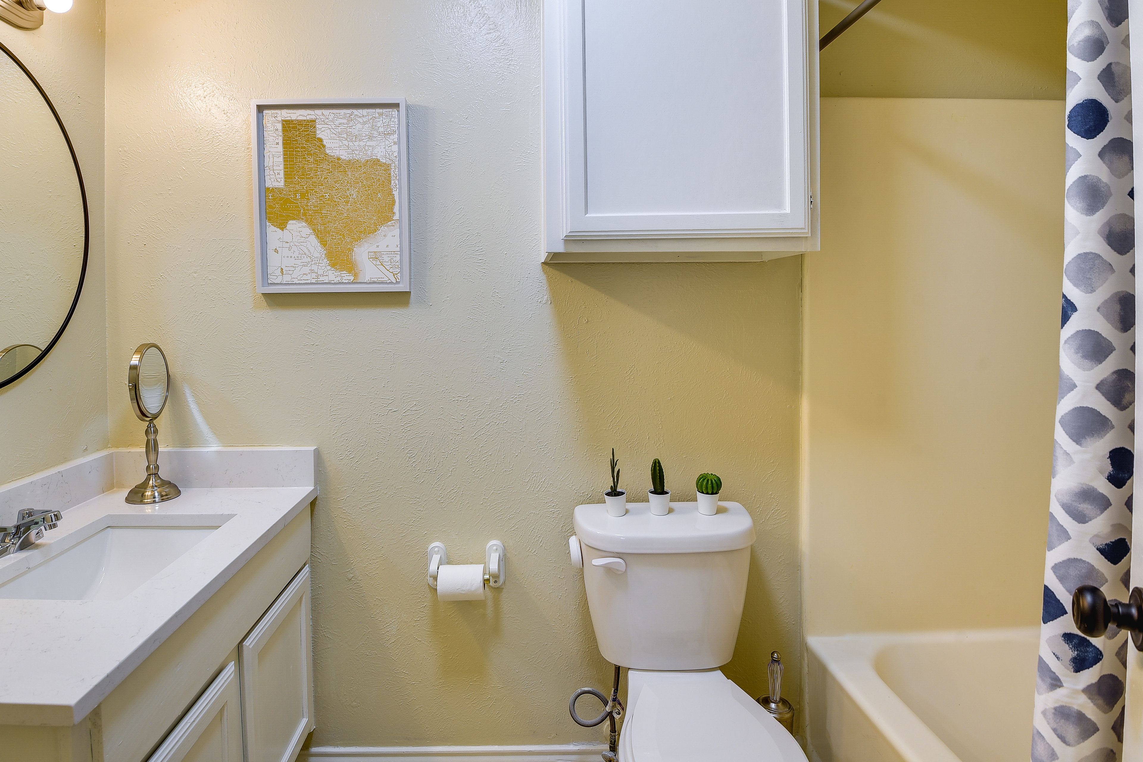 Full Bathroom | Complimentary Toiletries | Towels Provided