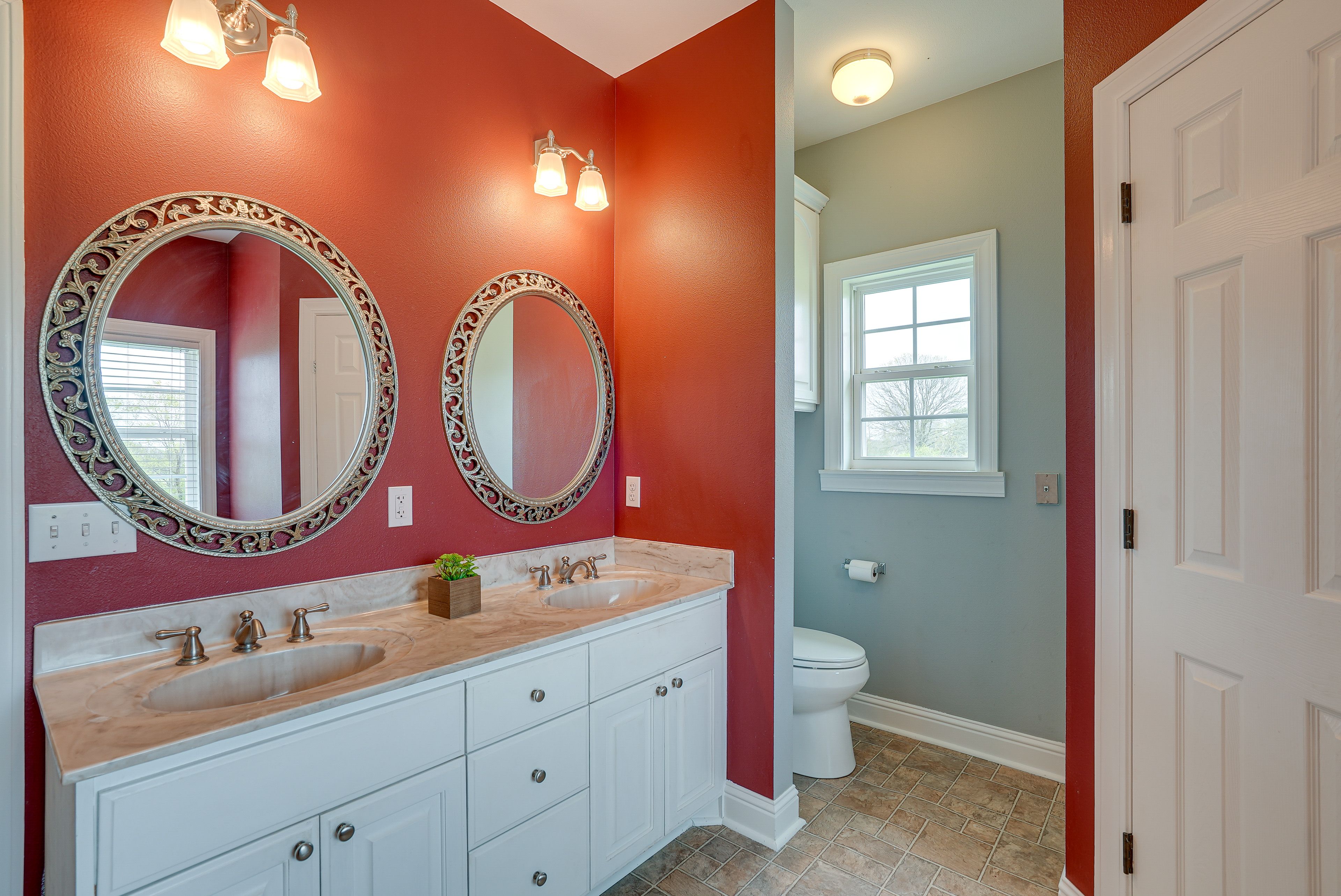 En-Suite Bathroom | Towels Provided