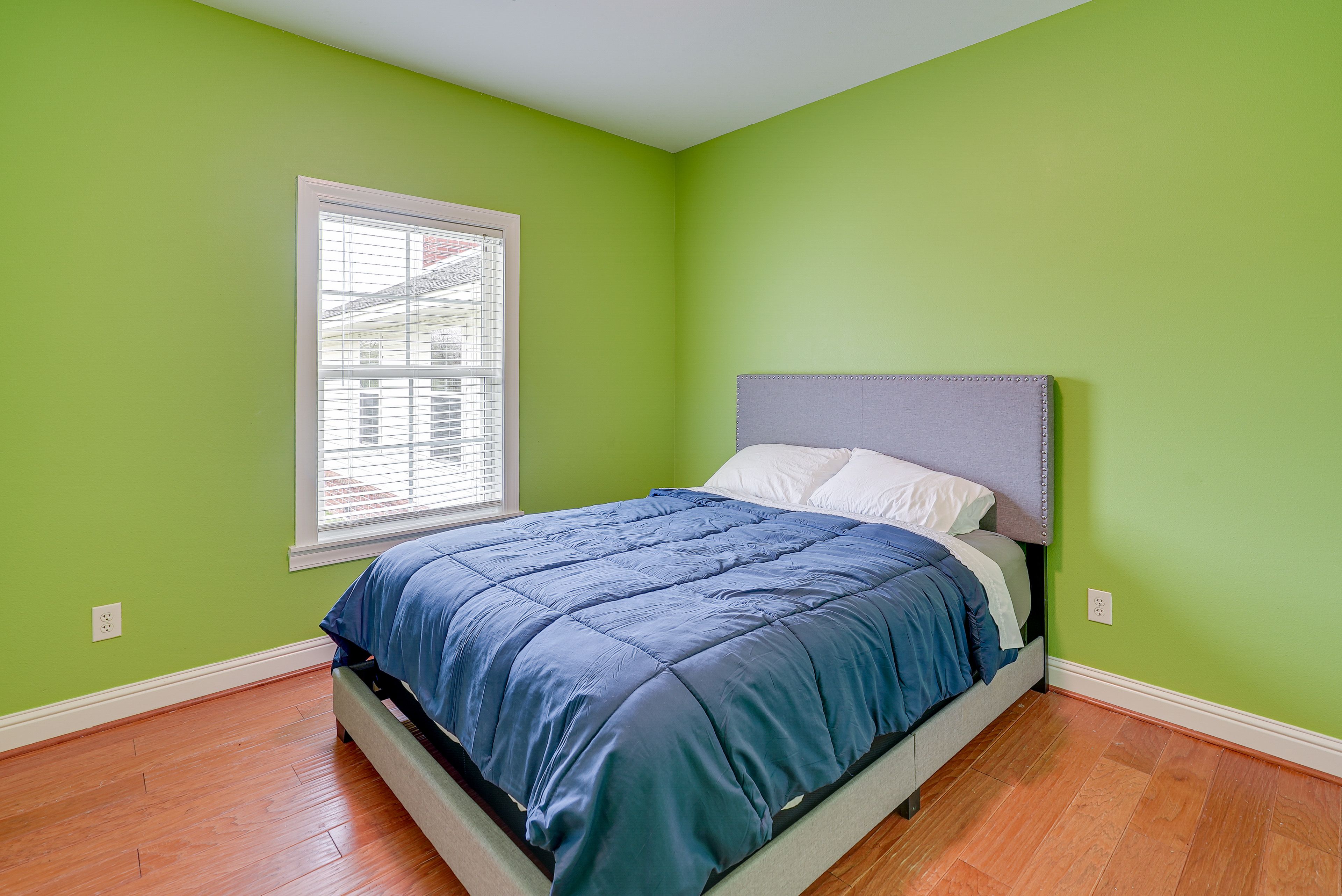 Bedroom 4 | Queen Bed