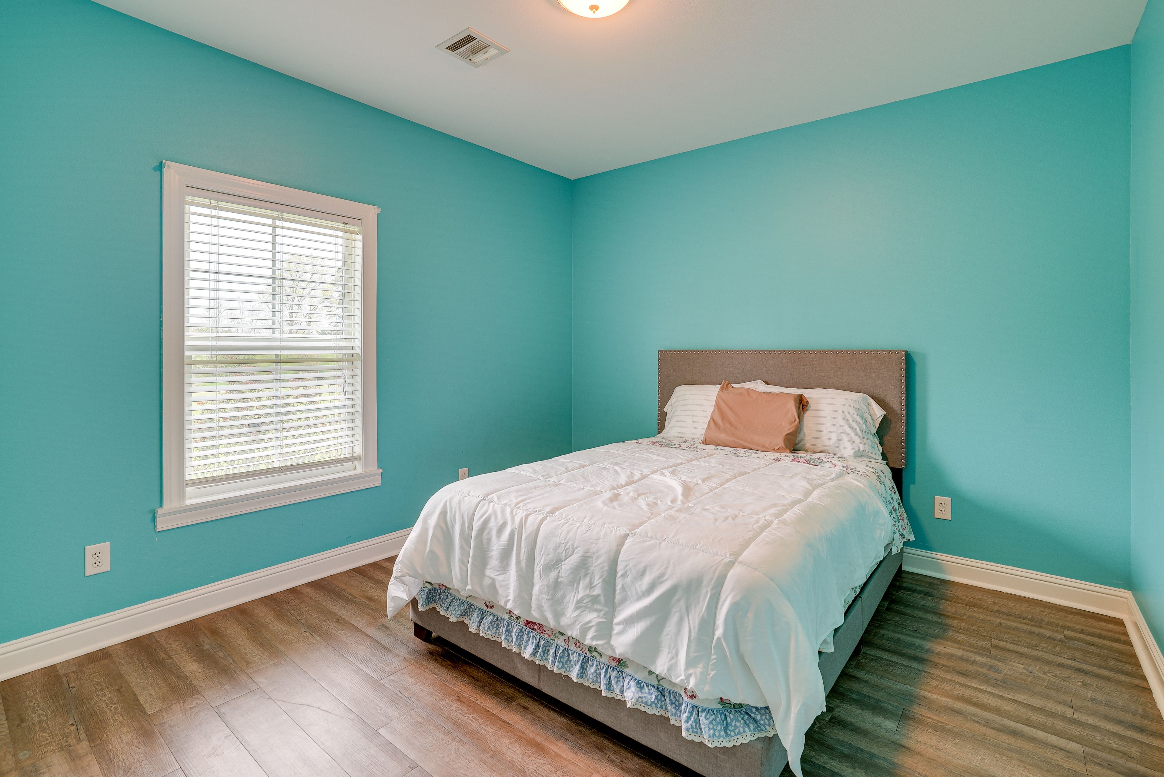 Bedroom 2 | Queen Bed