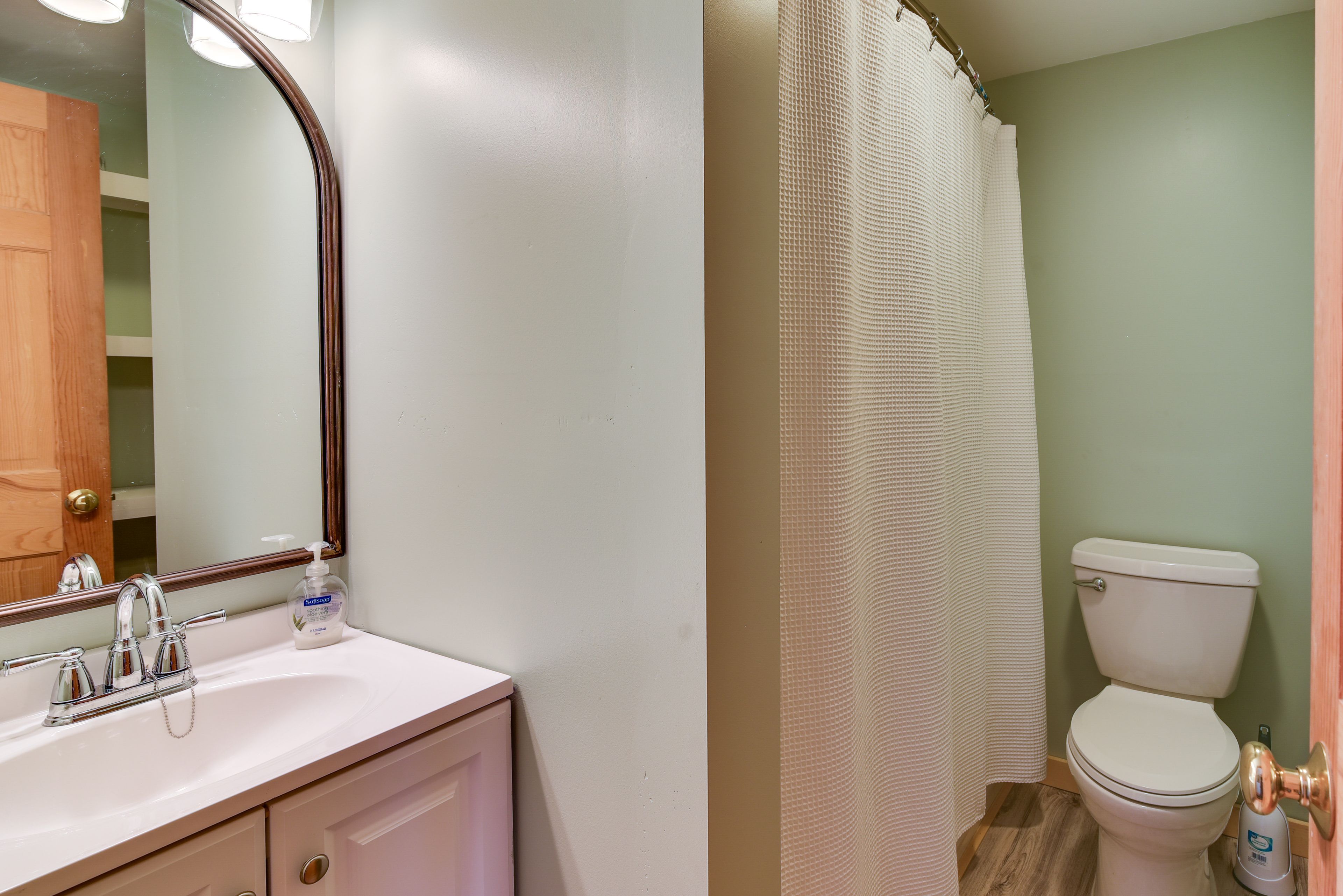 Full Bathroom | Complimentary Toiletries