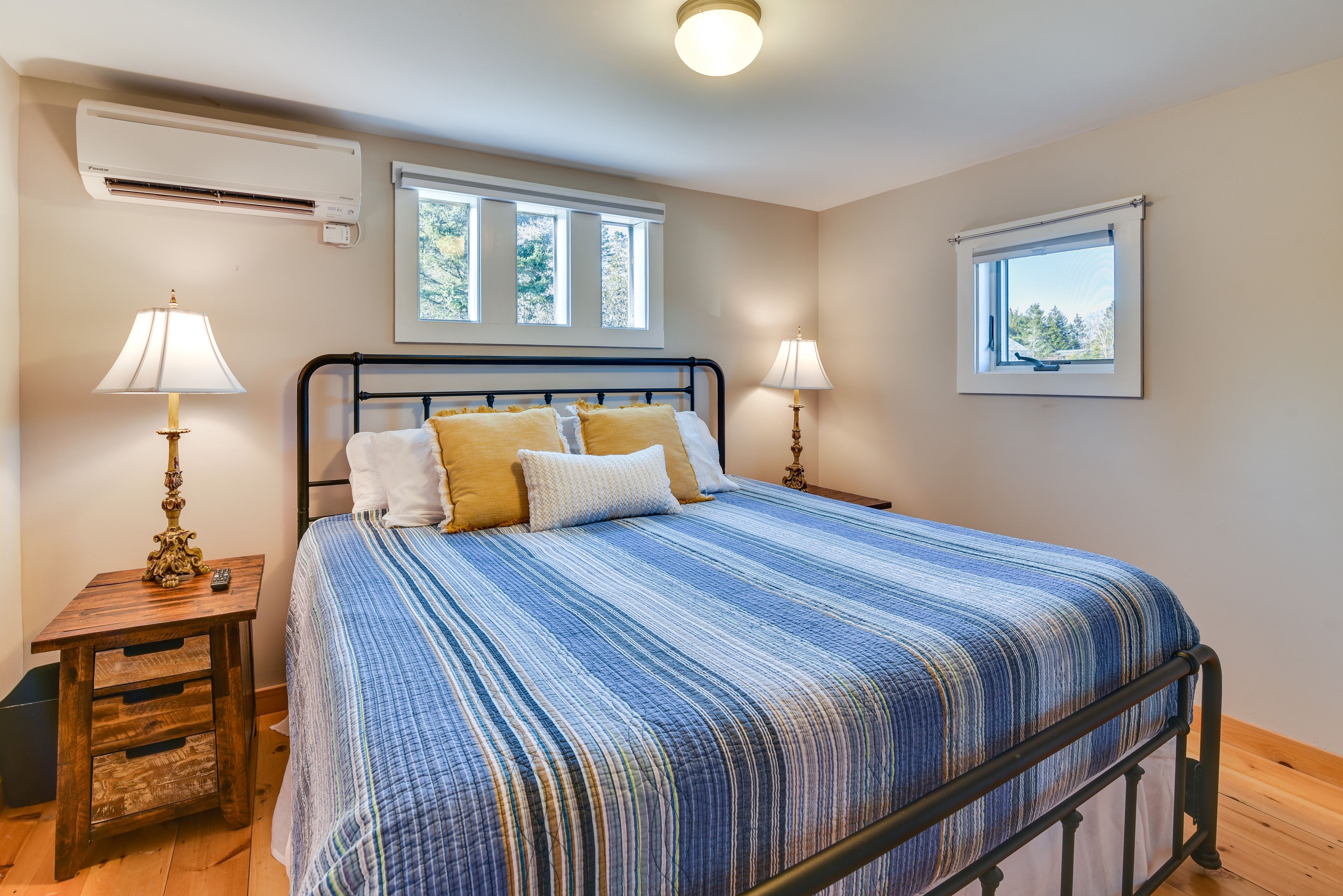 Bedroom | King Bed | Linens & Towels Provided