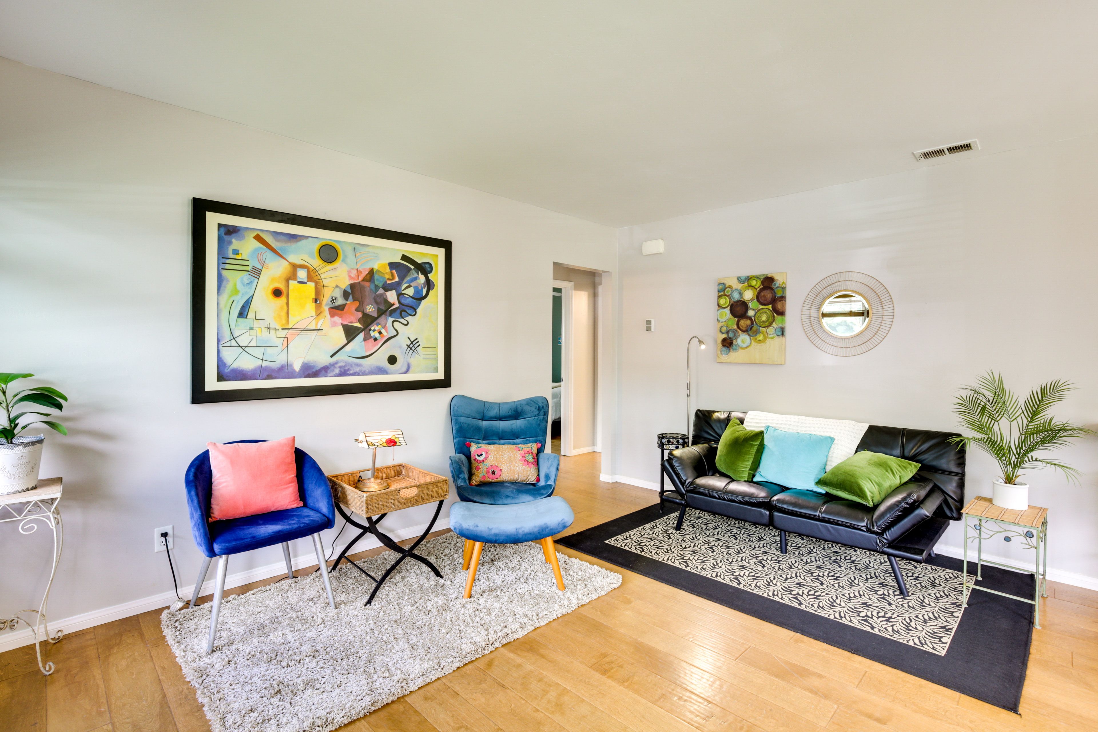 Living Room | Futon | Free WiFi | Flat-Screen TV