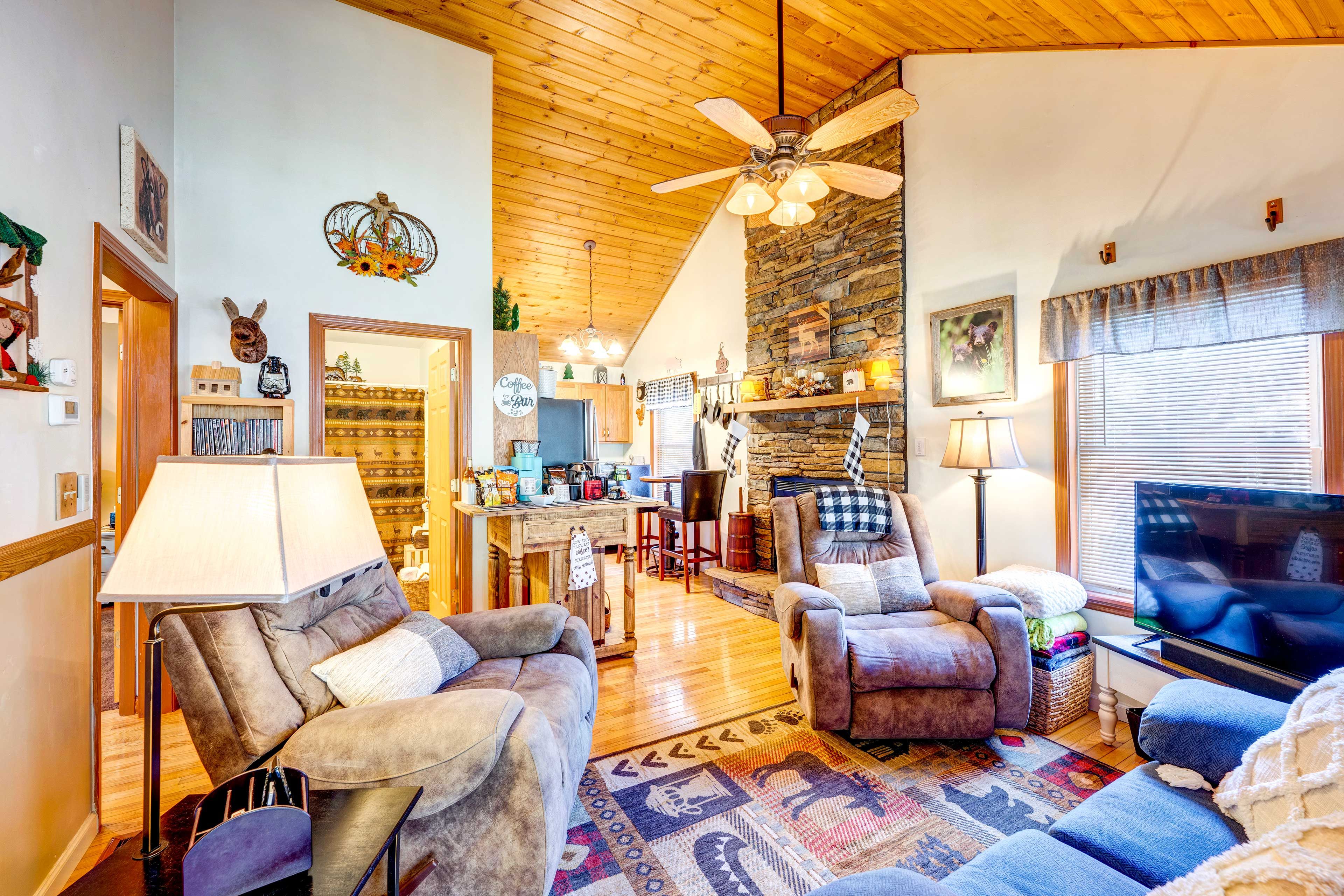 Living Room | Fireplace | Free WiFi