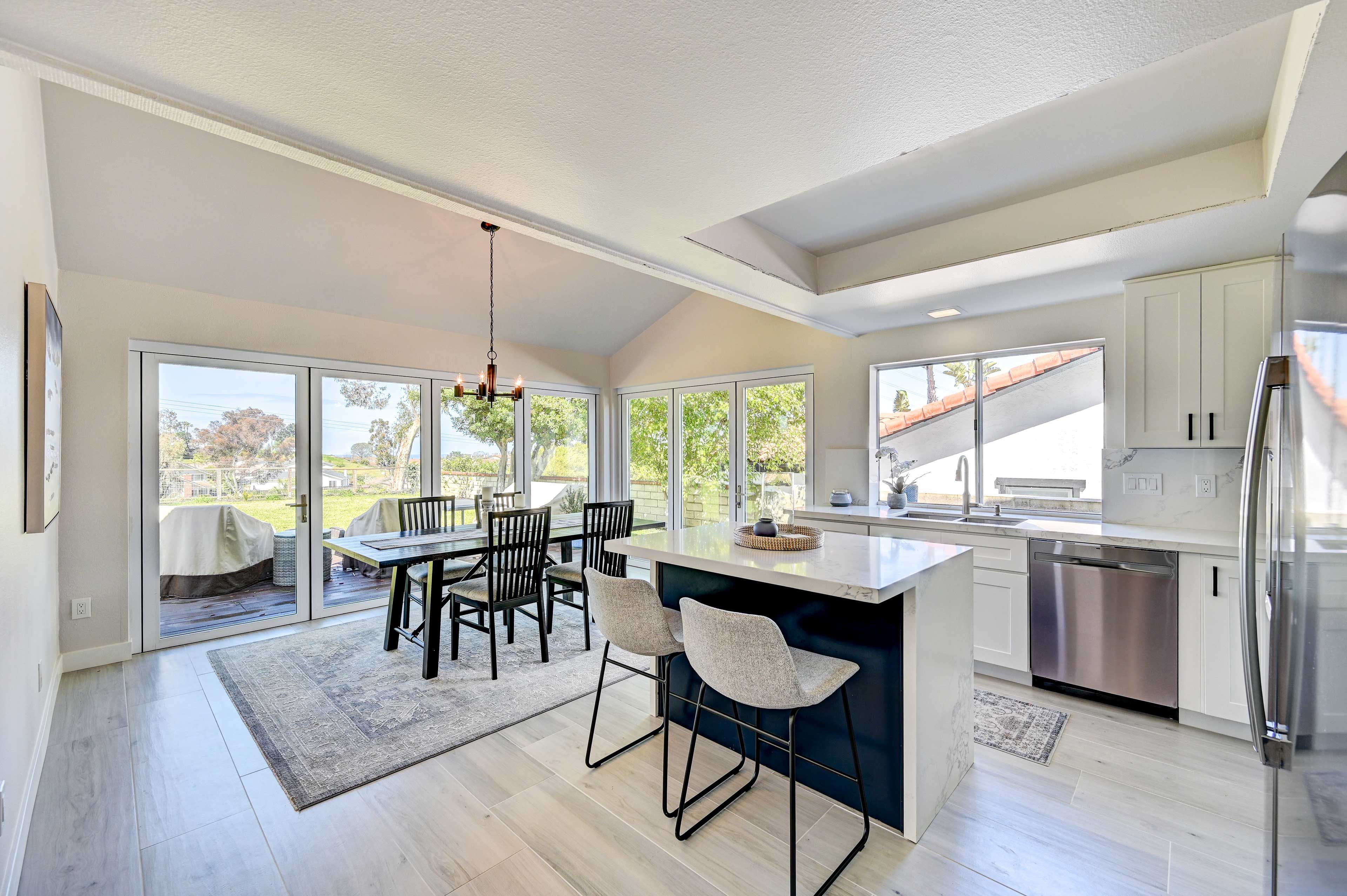 Dining Area | Dishware & Flatware Provided