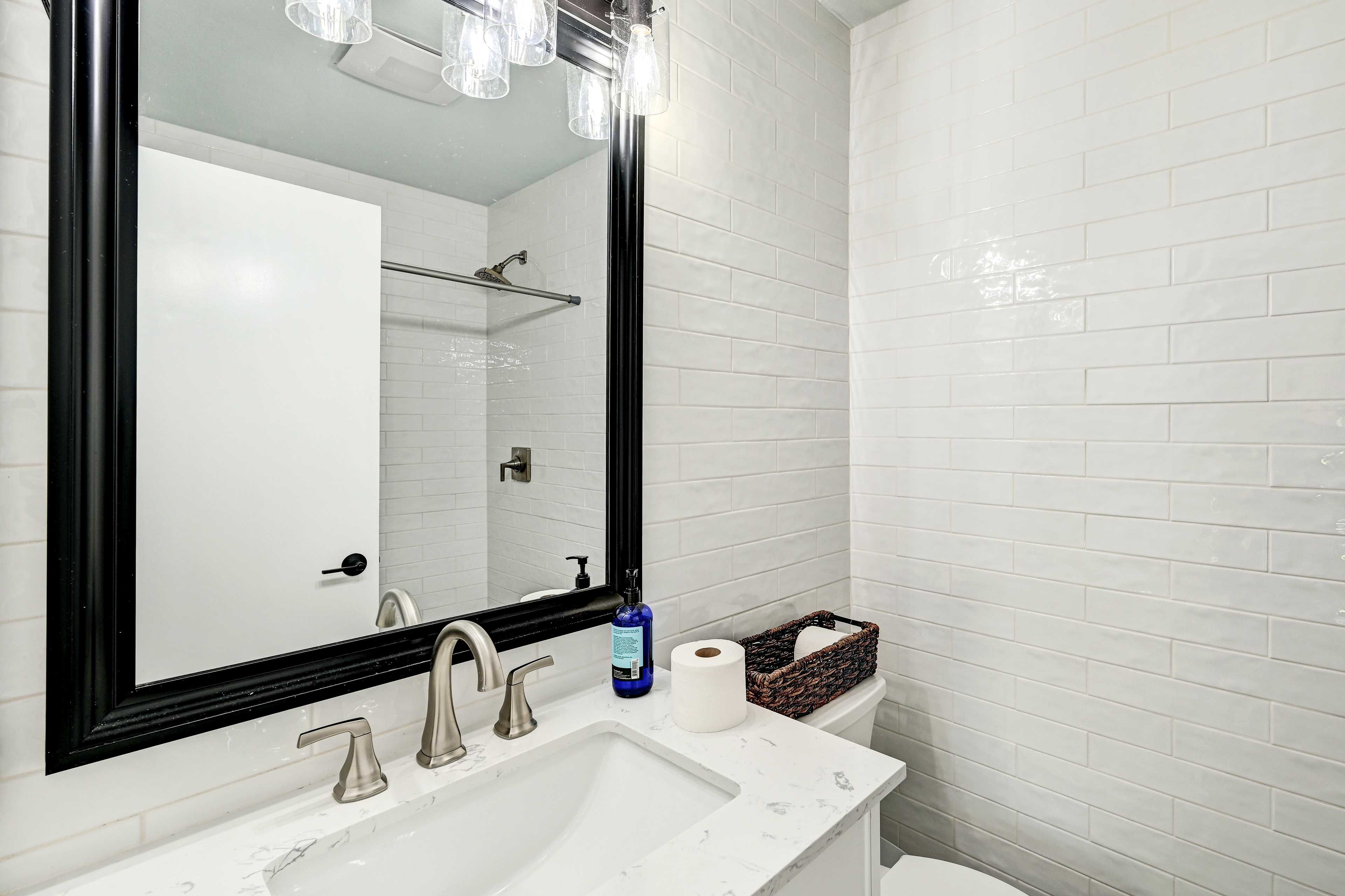 Full Bathroom | Towels Provided