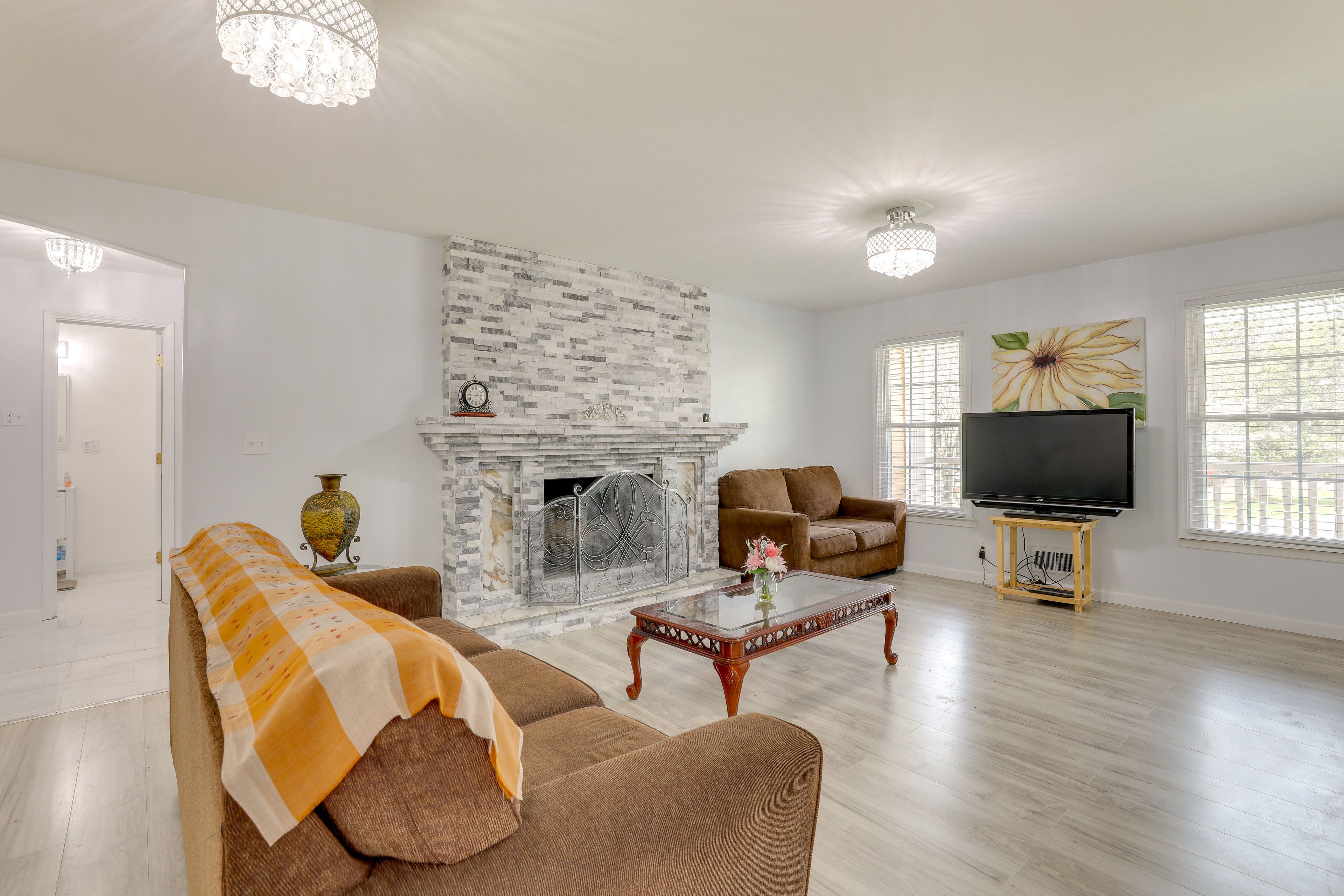 Living Room | Smart TV | Central A/C + Heating | Free WiFi