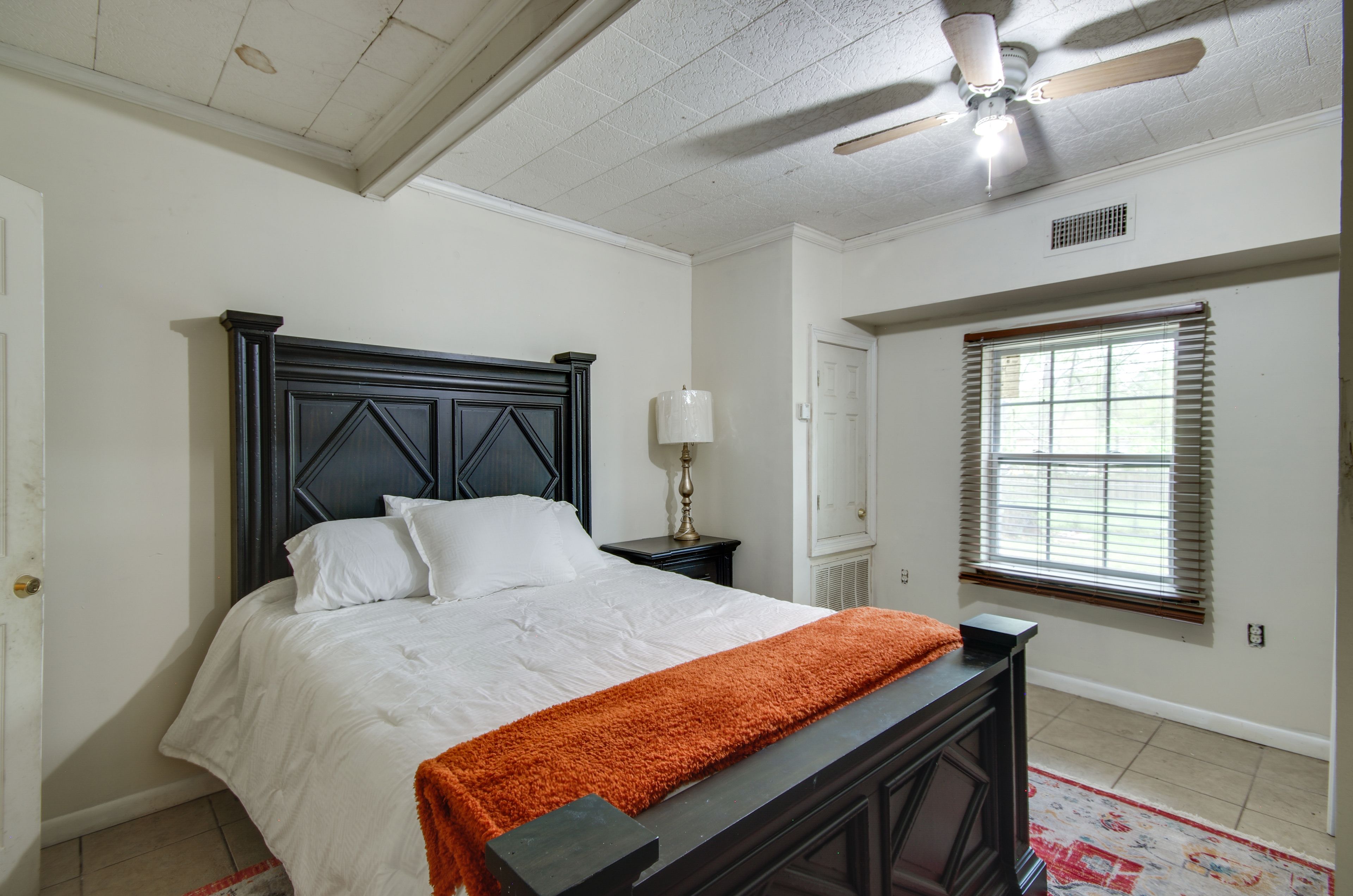 Bedroom 1 | Queen Bed | TV