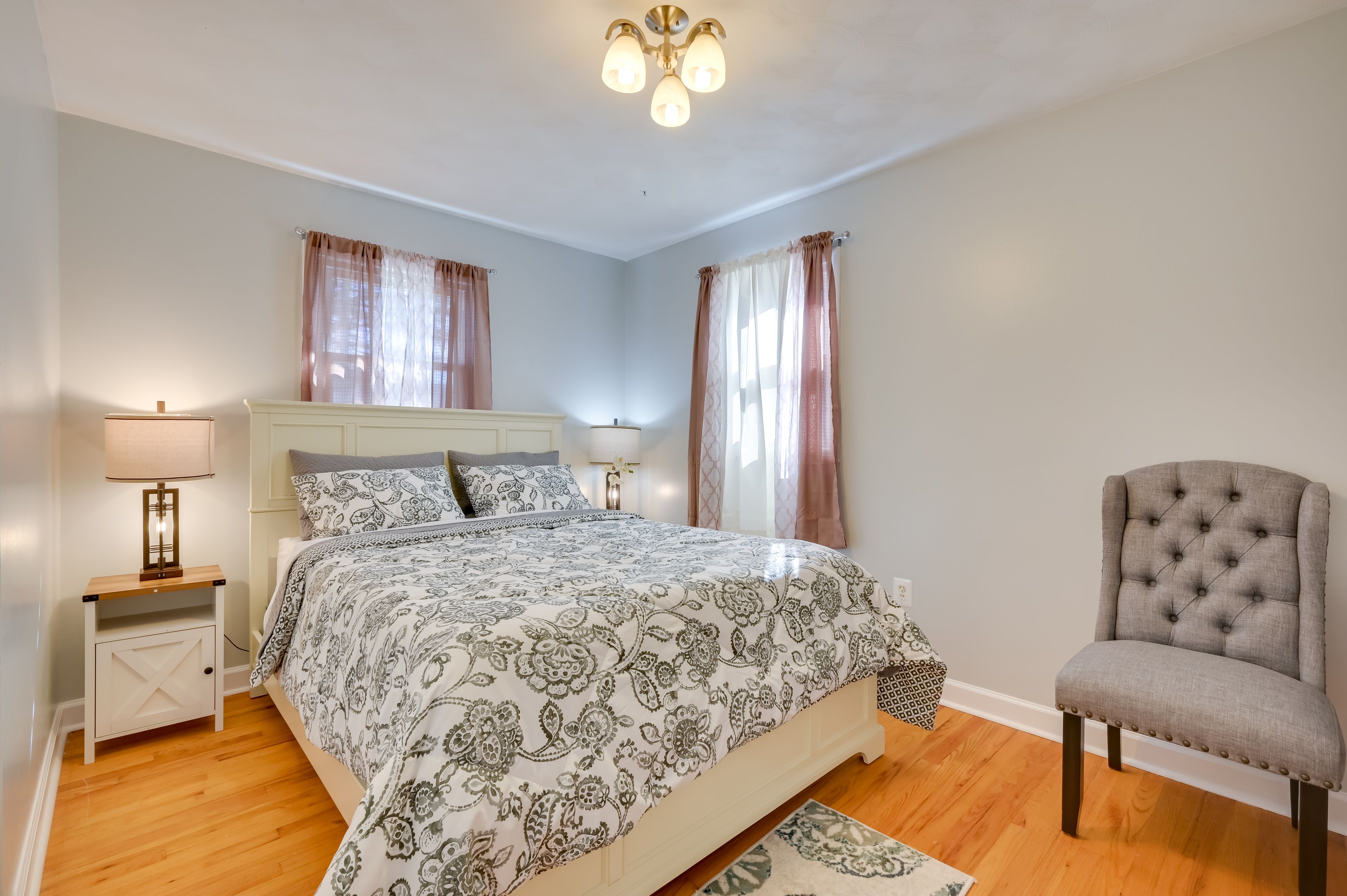 Bedroom 3 | Queen Bed | Laptop Workspace | 1st Floor