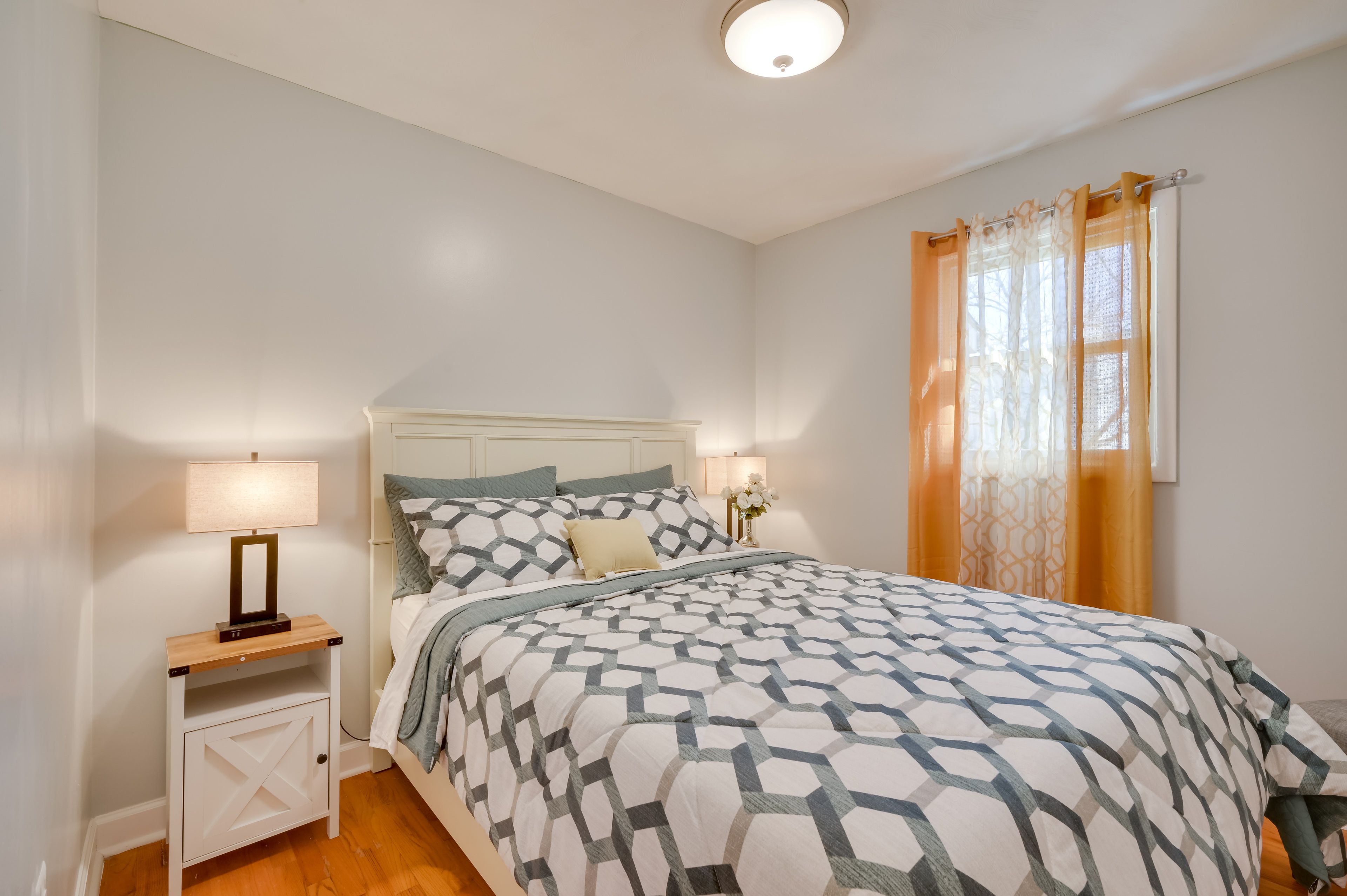 Bedroom 2 | Queen Bed | 1st Floor
