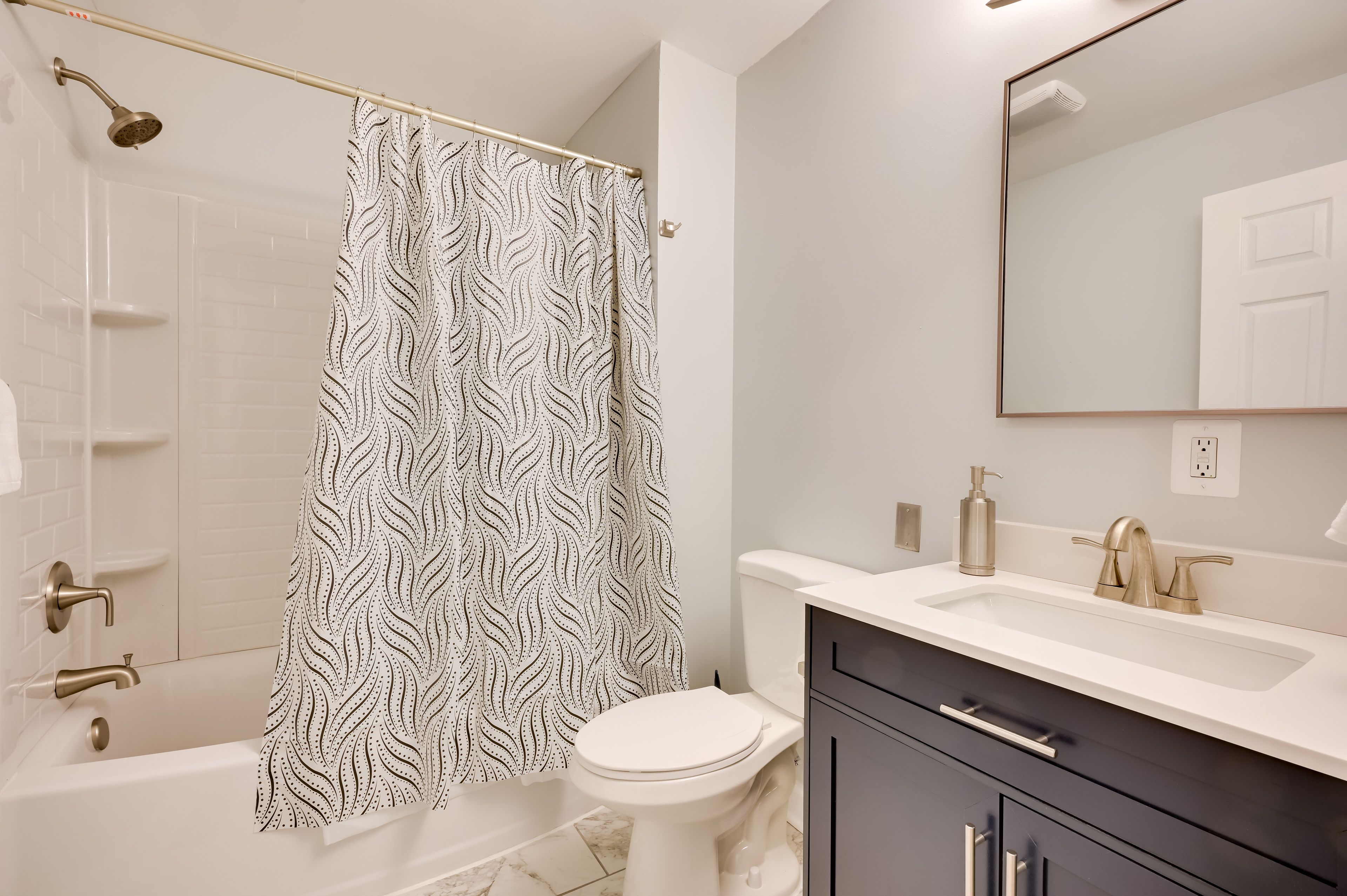Full Bathroom | Complimentary Toiletries | 1st Floor
