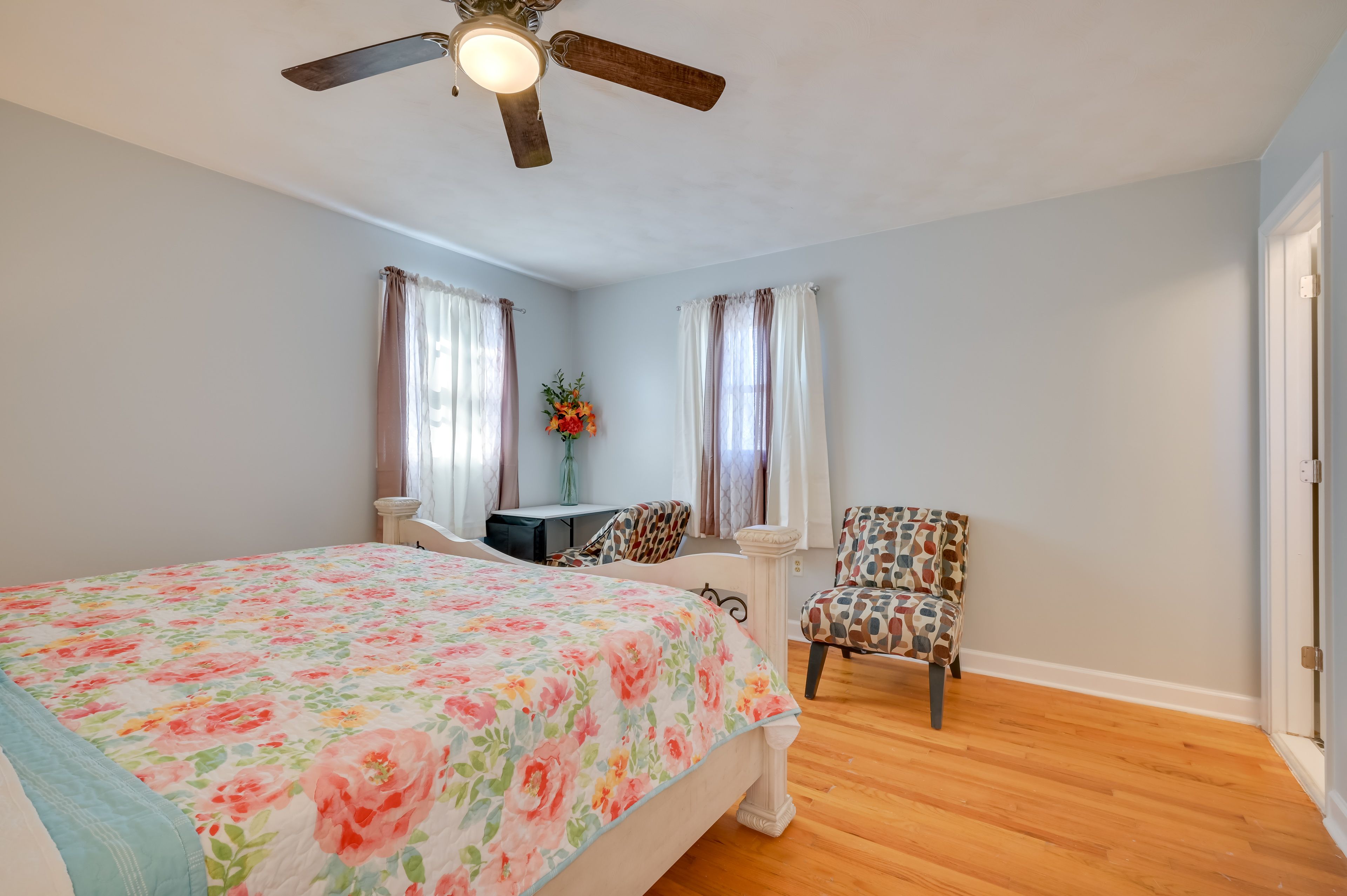 Bedroom 1 | King Bed | Laptop Workspace | 1st Floor