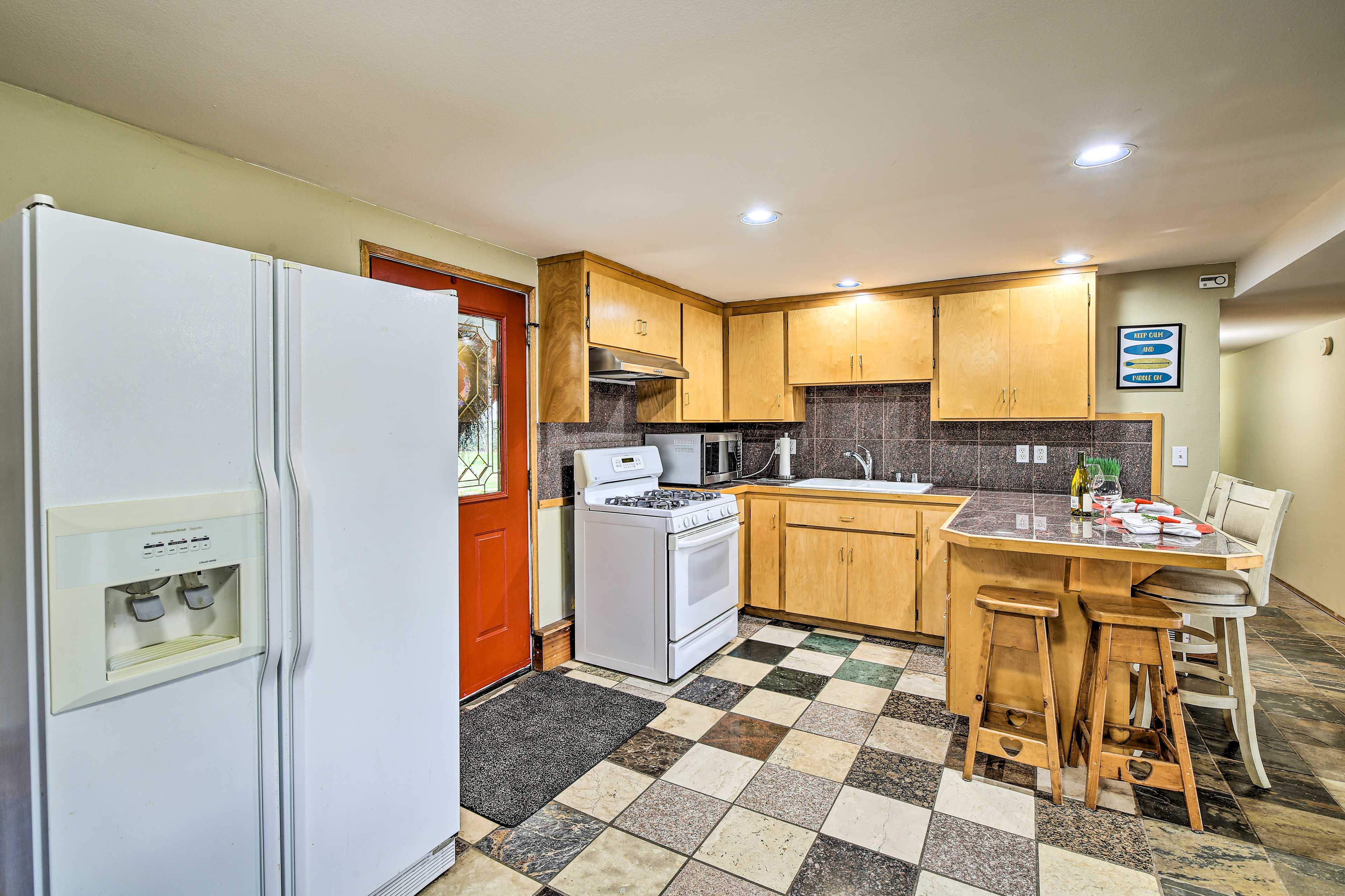 Kitchen | Single Story | Toaster | Trash Bags & Paper Towels Provided