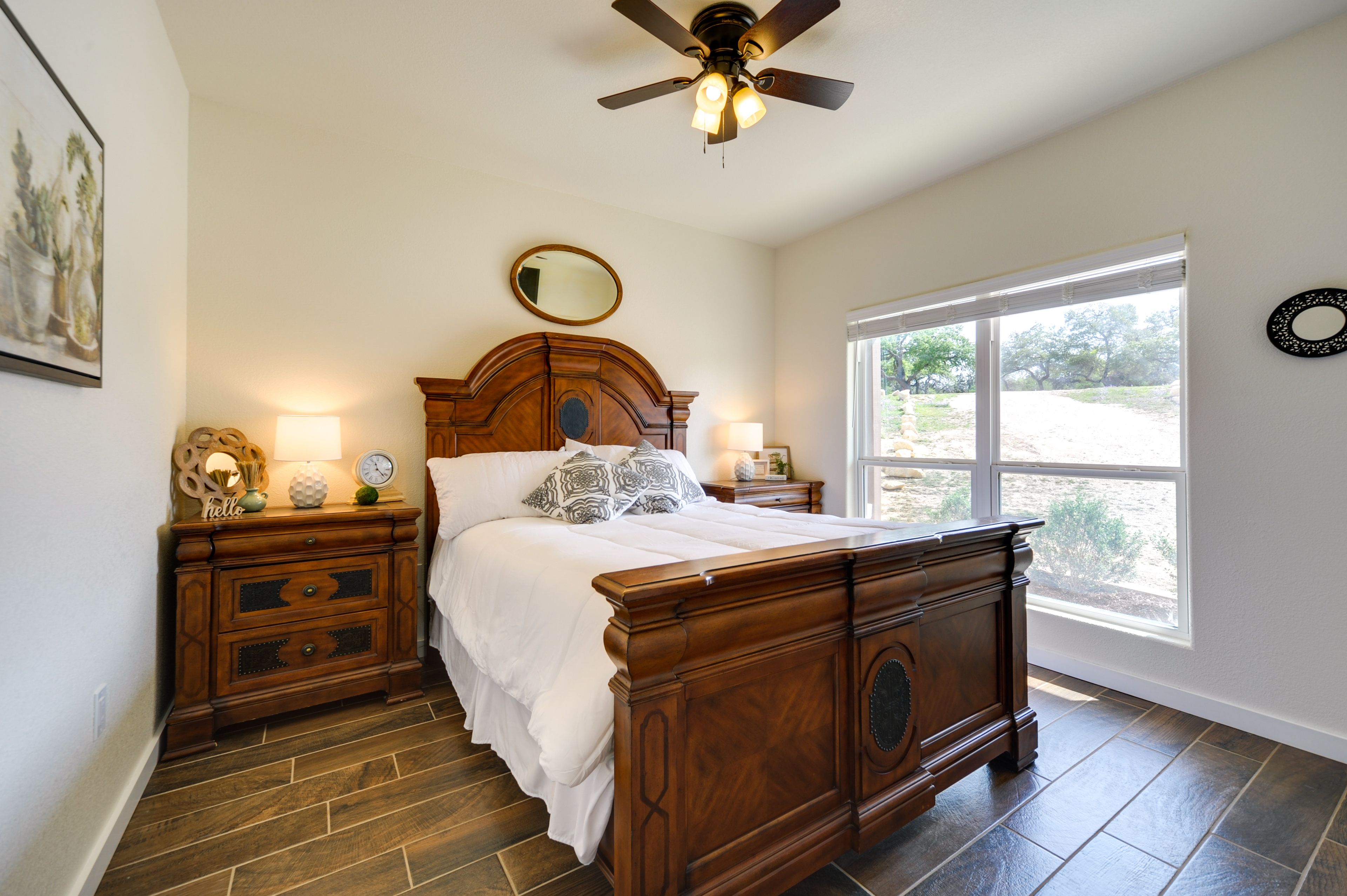 Bedroom | Queen Bed | Smart TV | Linens & Towels