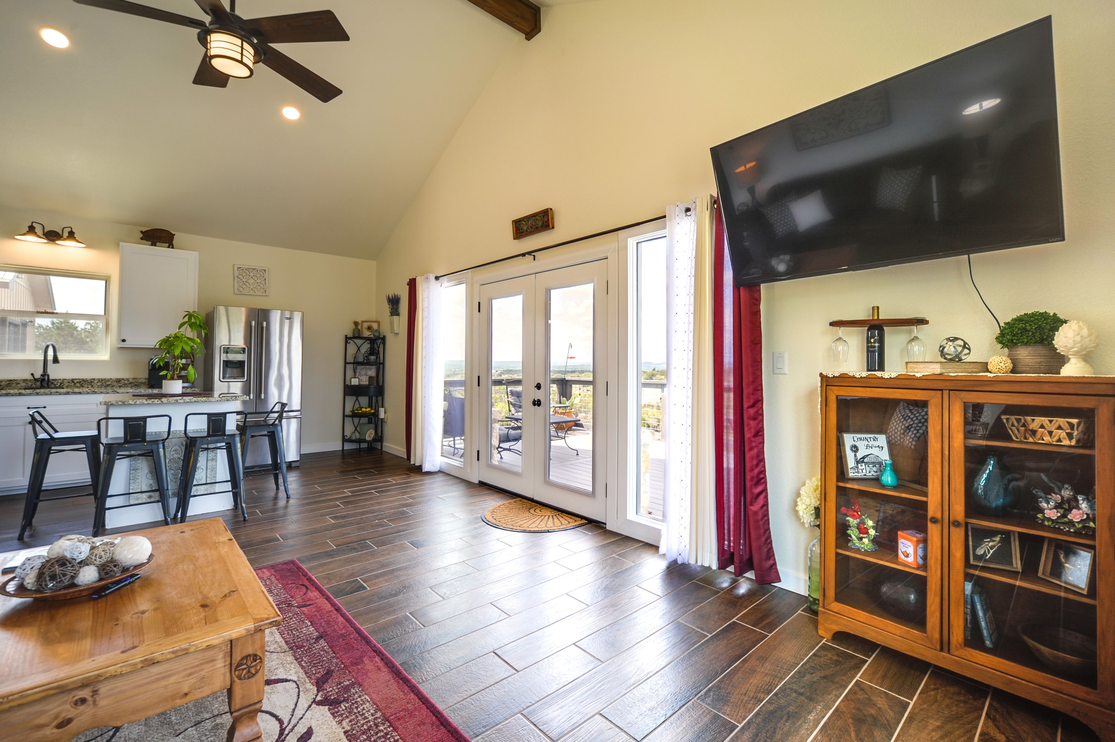 Living Area | Smart TV | Board Games & Books
