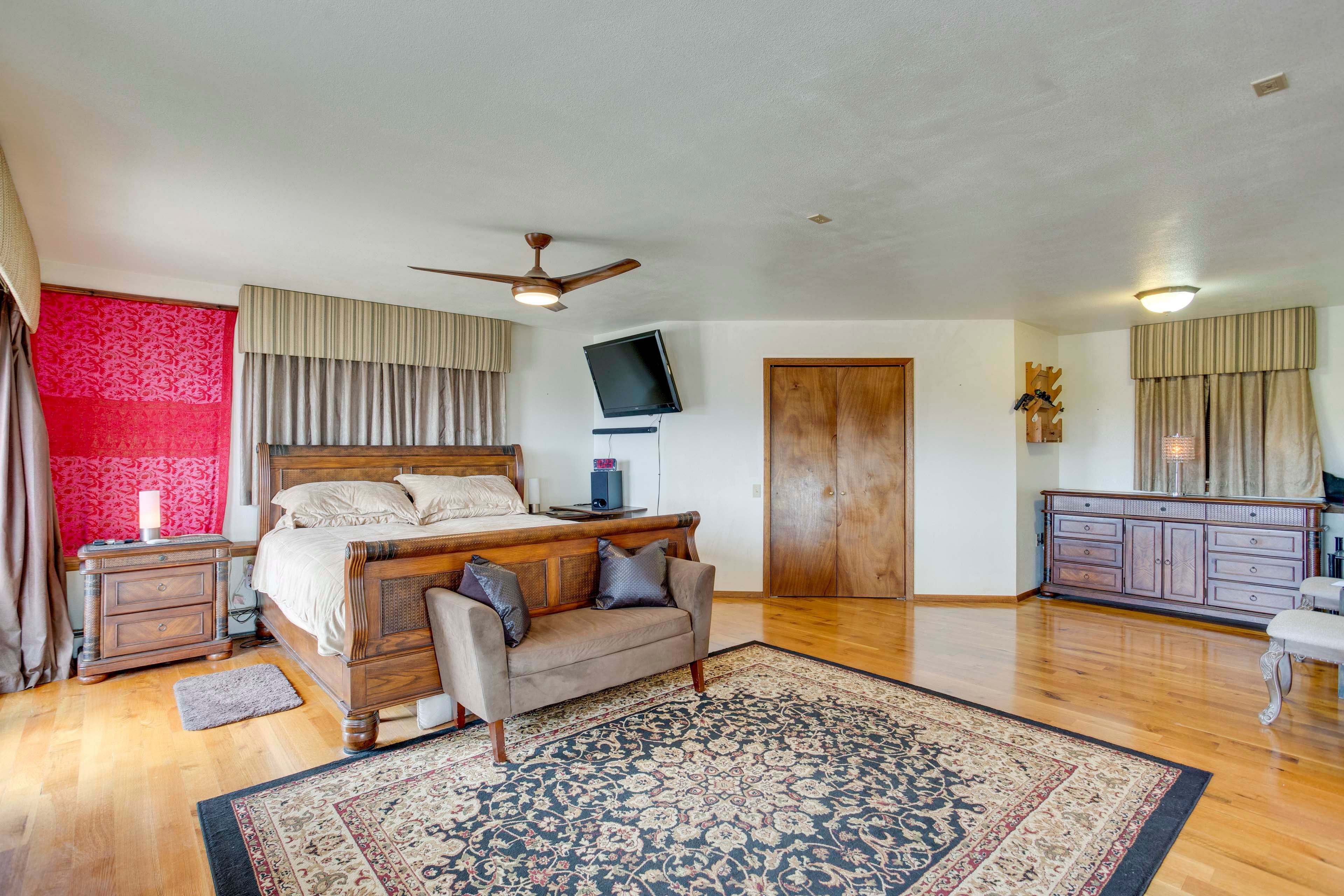 Bedroom 1 | King Bed