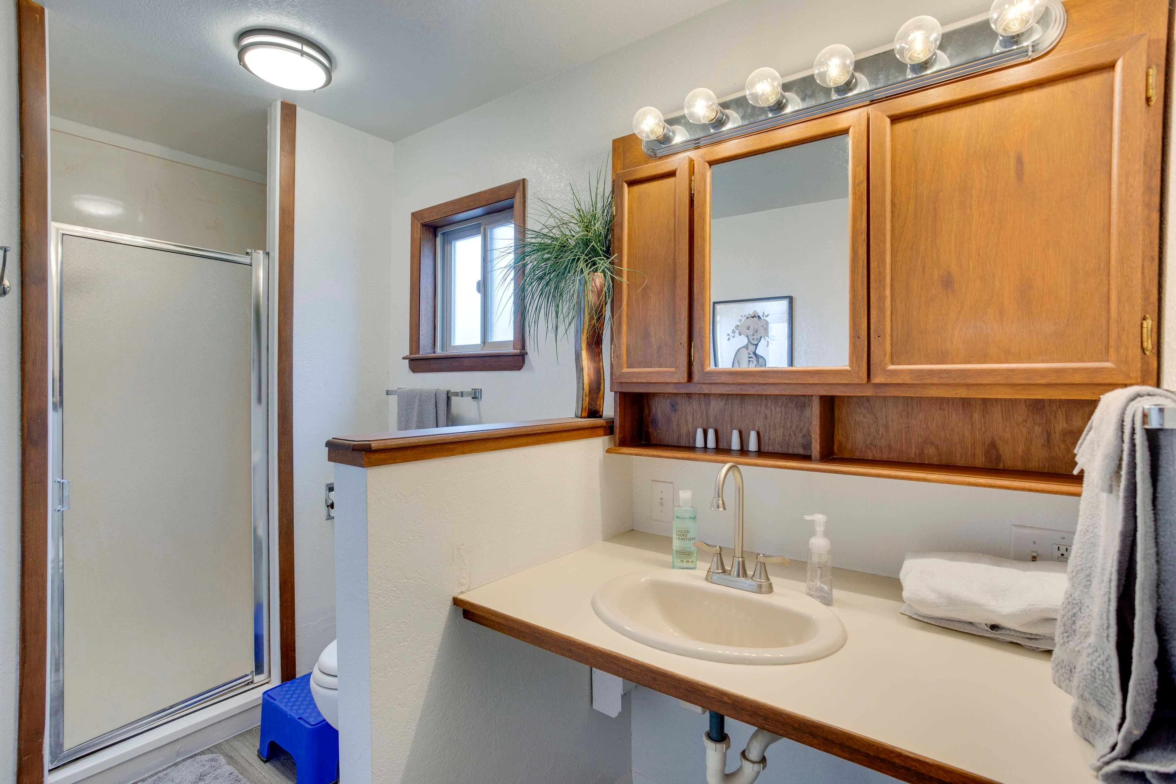 Mother-in-Law Suite | Full Bathroom | Complimentary Toiletries | Hair Dryer