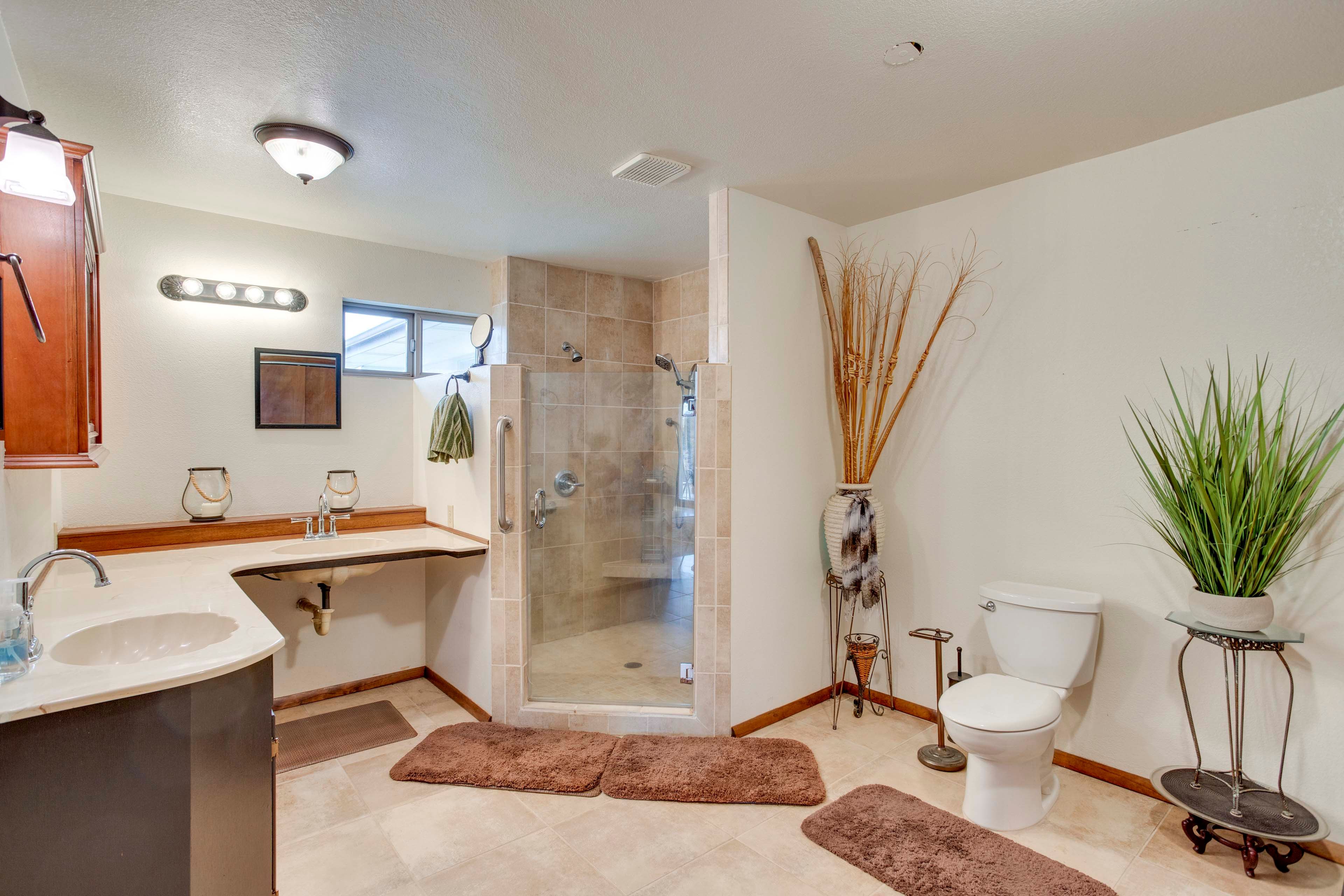 En-Suite Bathroom | Complimentary Toiletries | Hair Dryer