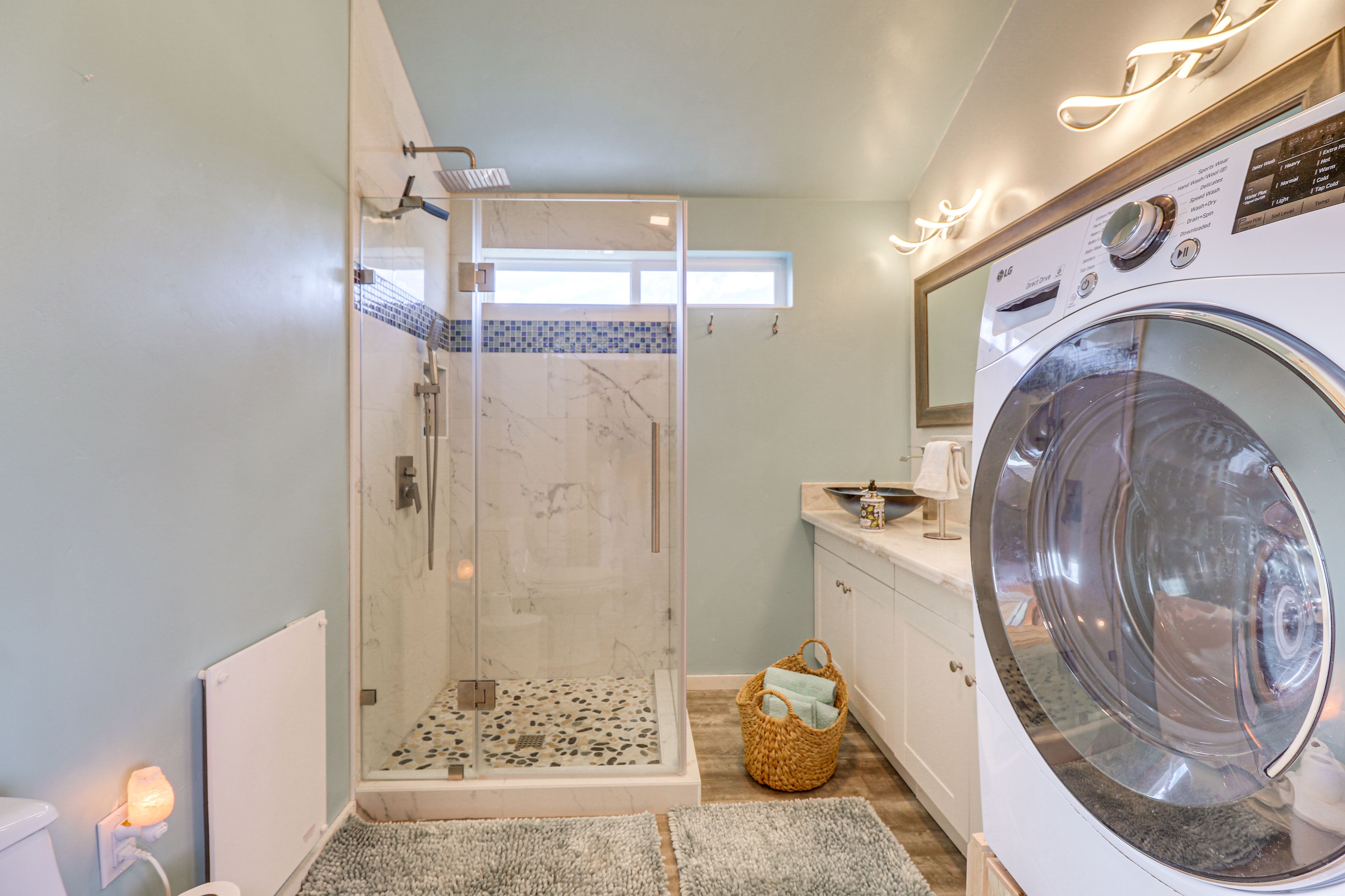 Full Bathroom | Complimentary Toiletries | Towels Provided | Combo Washer/Dryer